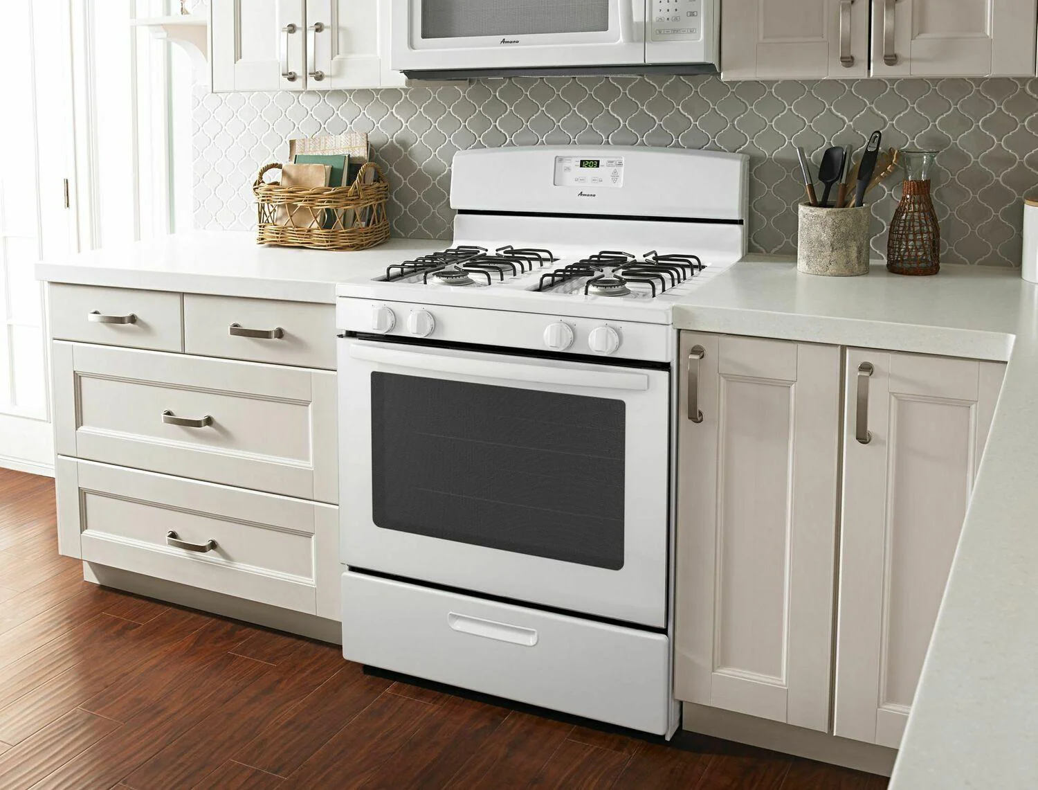 30-inch Gas Range with Easy Touch Electronic Controls - White - Image 3