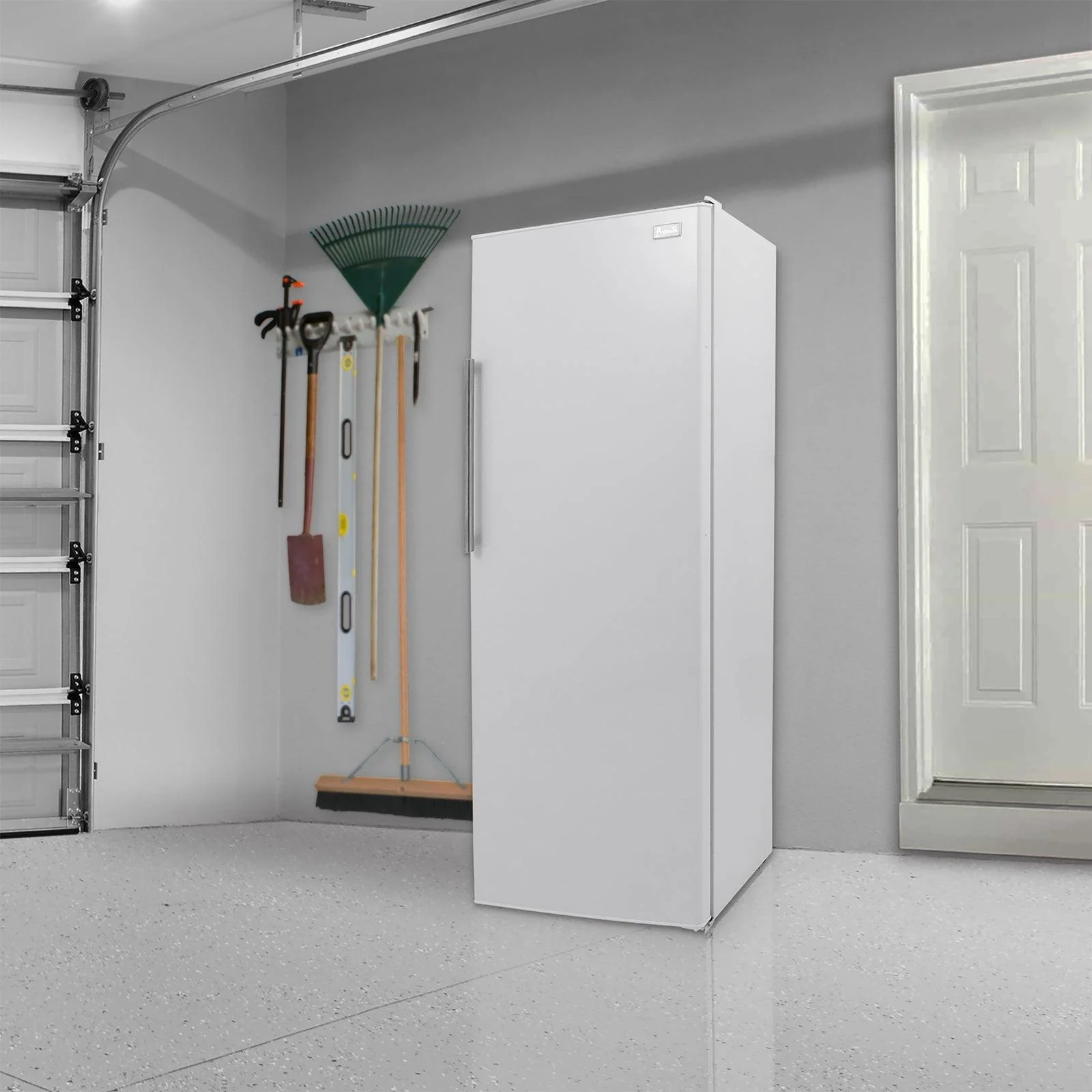 AV1081VFK0W Avanti 10.8 cu ft Vertical Freezer - Image 3