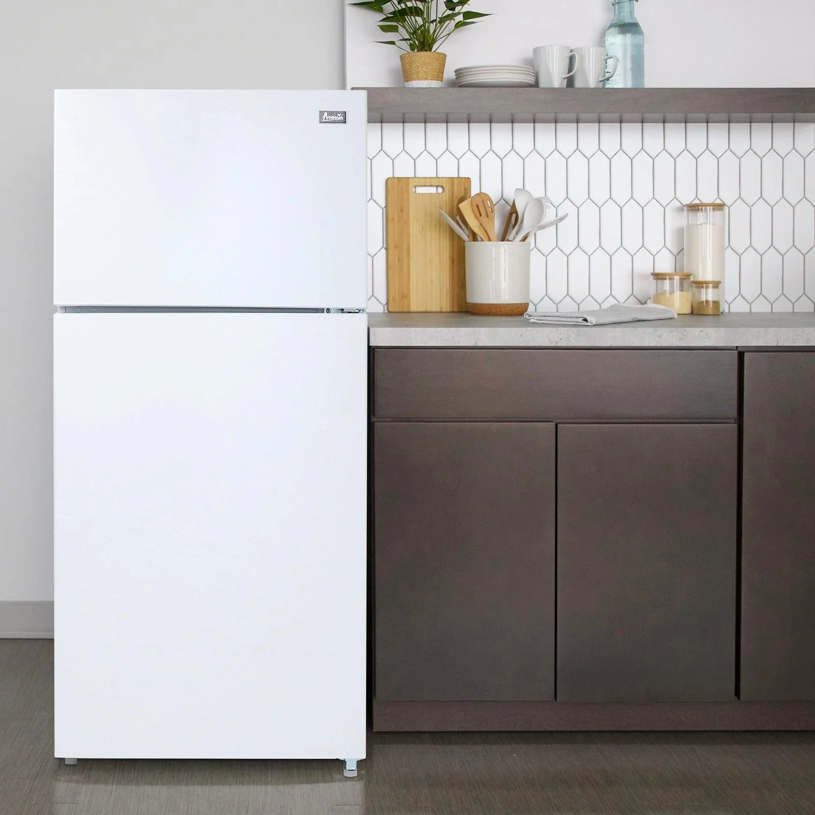 FF18D0W4 Avanti Frost-Free Apartment Size Refrigerator, 18.0 cu. ft. - White / 18 cu. ft. - Image 3