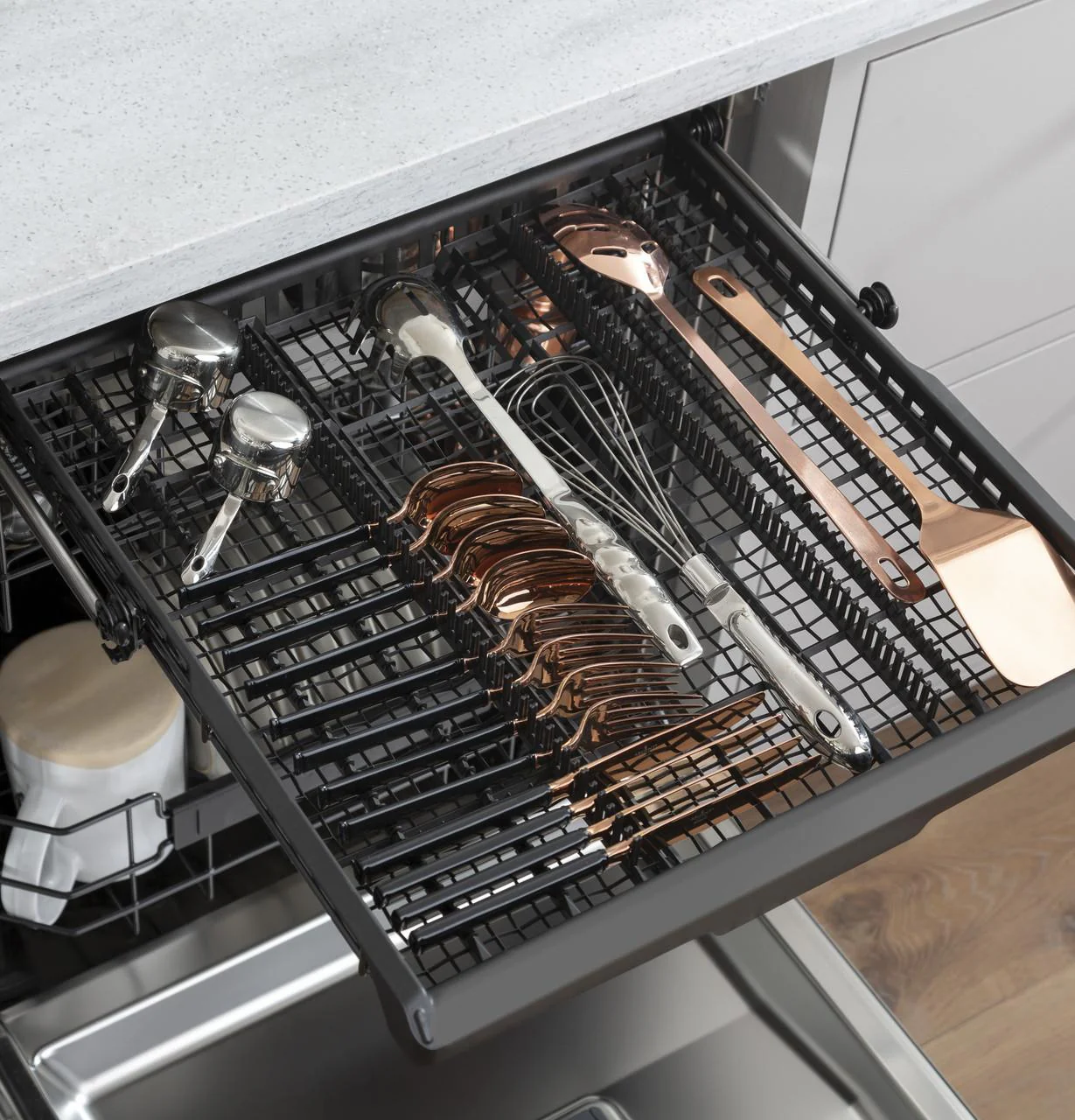 Cafe Caf(eback)™ ENERGY STAR® Stainless Steel Interior Dishwasher with Sanitize and Ultra Wash - Image 18