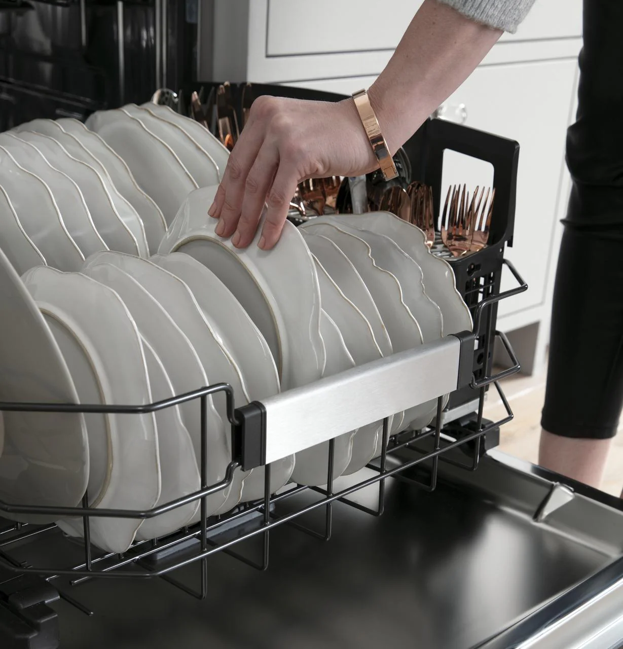Cafe Caf(eback)™ ENERGY STAR® Smart Stainless Steel Interior Dishwasher with Sanitize and Ultra Wash - Image 15