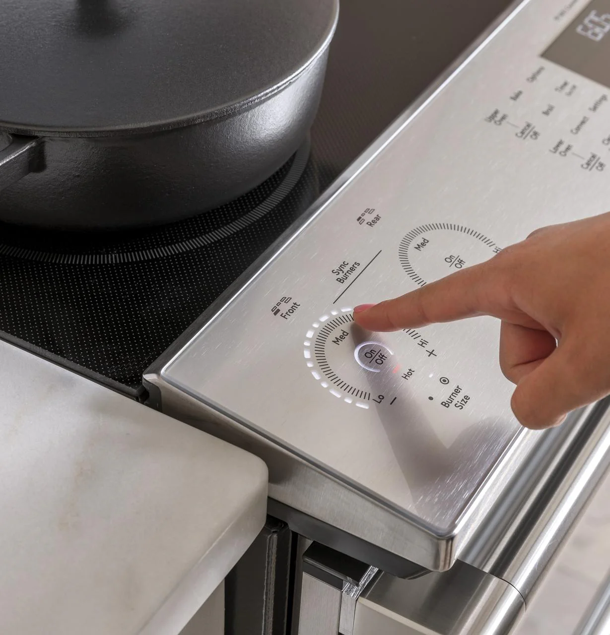 Caf(eback)™ 30" Smart Slide-In, Front-Control, Radiant and Convection Double-Oven Range in Platinum Glass - Image 10
