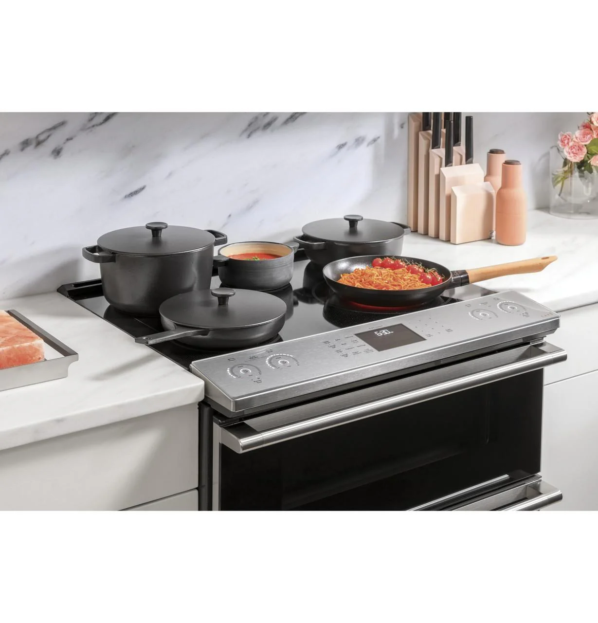 Caf(eback)™ 30" Smart Slide-In, Front-Control, Radiant and Convection Double-Oven Range in Platinum Glass - Image 9