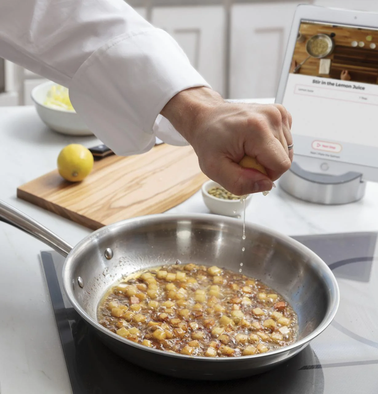 Caf(eback)™ 30" Smart Touch-Control Induction Cooktop - Image 10