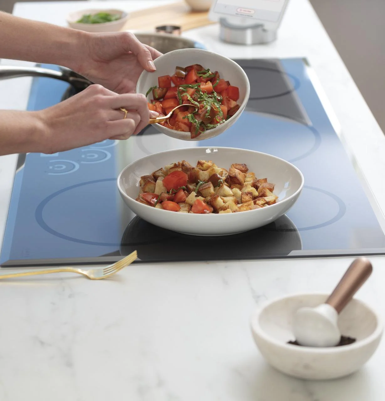 Caf(eback)™ 30" Smart Touch-Control Induction Cooktop - Image 13