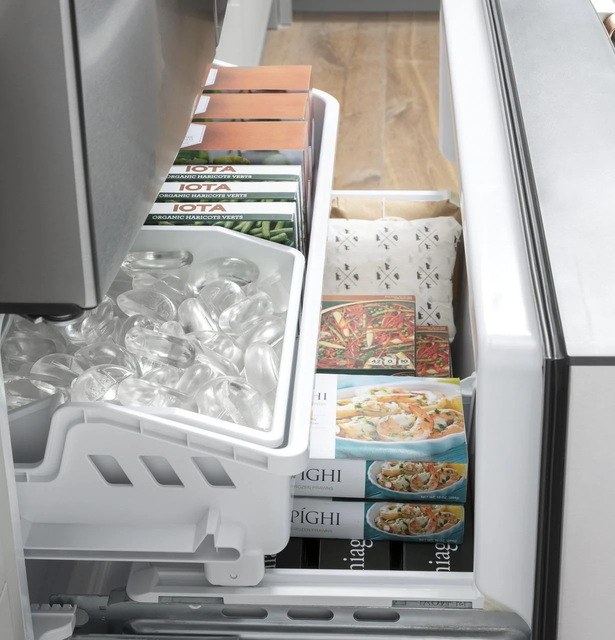 Cafe CWE19SP4NW2 CAF(EBACK)™ ENERGY STAR 18.6 Cu. Ft. Counter-Depth French-Door Refrigerator - Image 15
