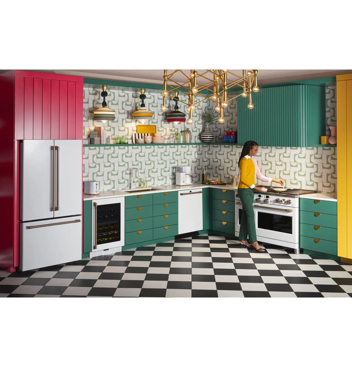 Cafe CWE23SP4MW2 CAF(EBACK)™ ENERGY STAR® 23.1 Cu. Ft. Smart Counter-Depth French-Door Refrigerator - Image 20