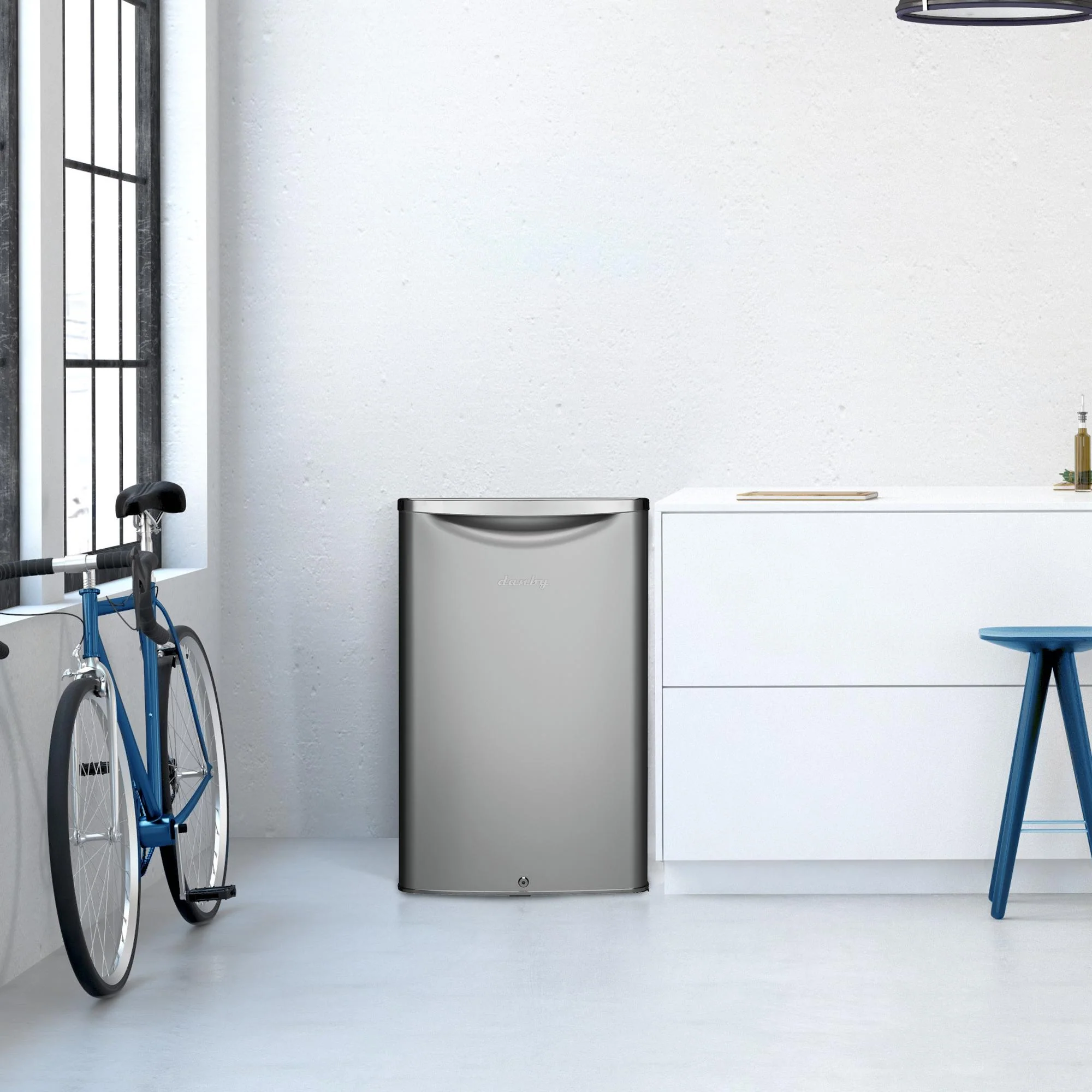 DAR044A6DDB Danby 4.4 cu. ft. Retro Compact Fridge in Iridium Silver - Image 5