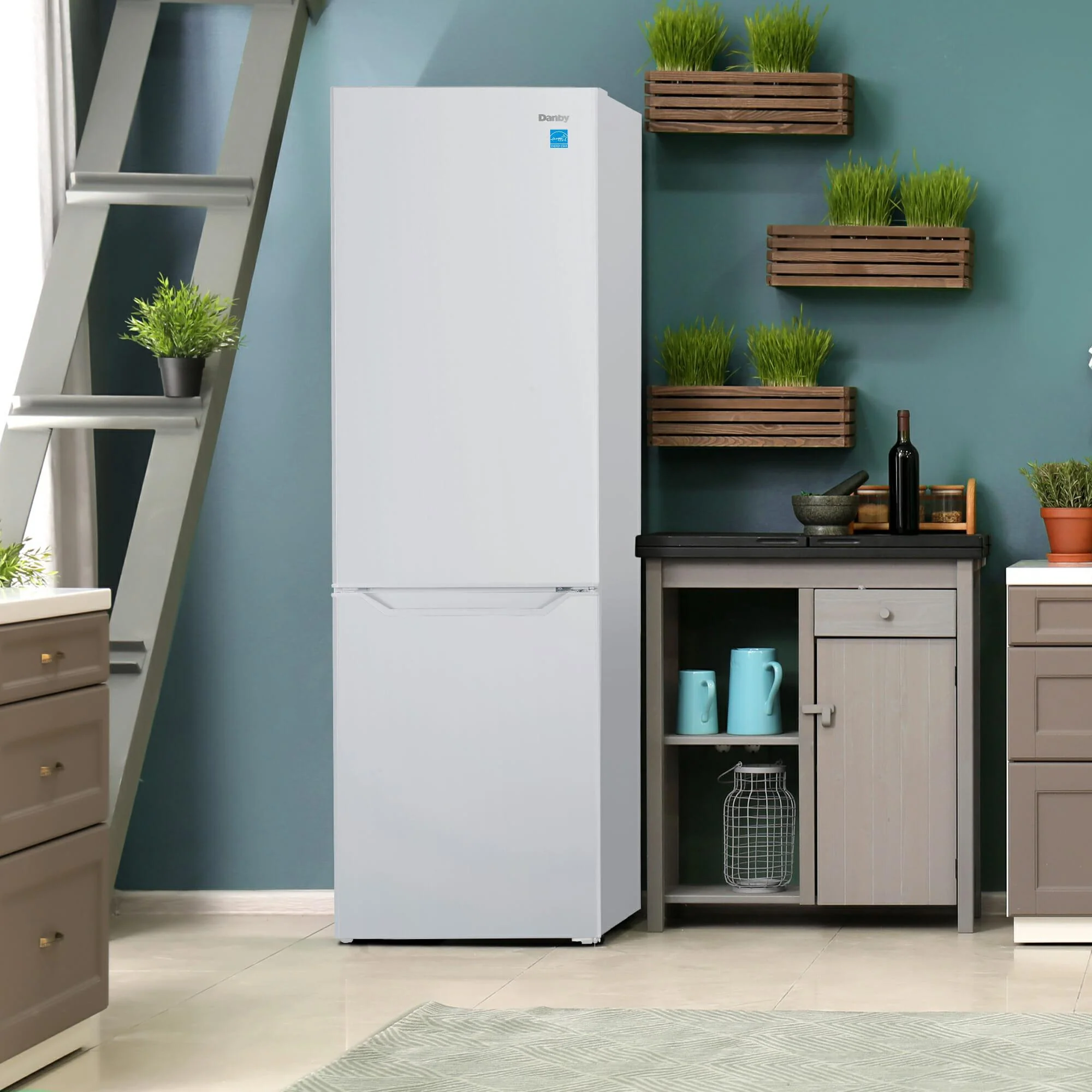 DBMF100B1WDB Danby 10 cu. ft. Bottom Mount Apartment Size Fridge in White - Image 7