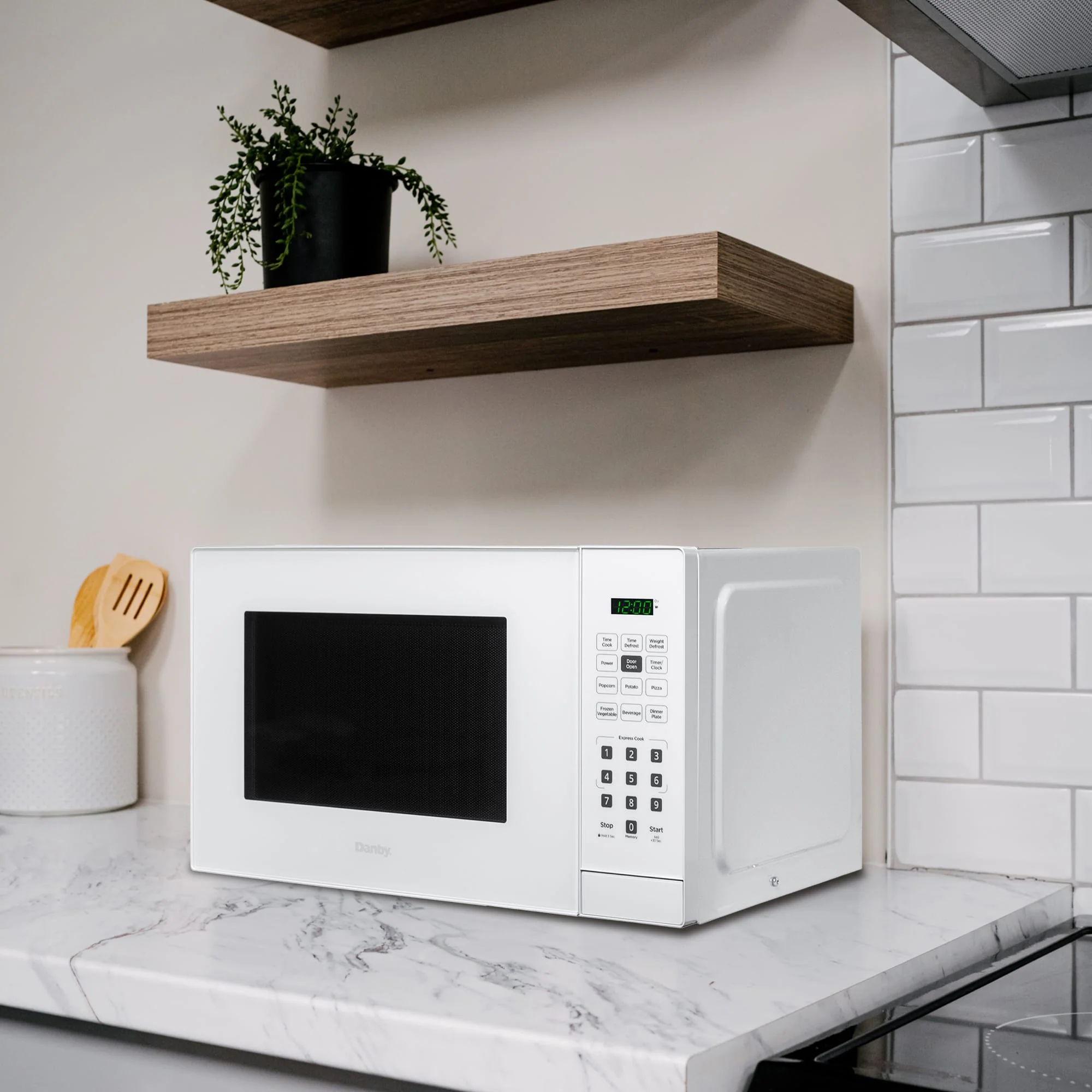DBMW0921BWW Danby 0.9 cu. ft. Countertop Microwave in White - Image 5