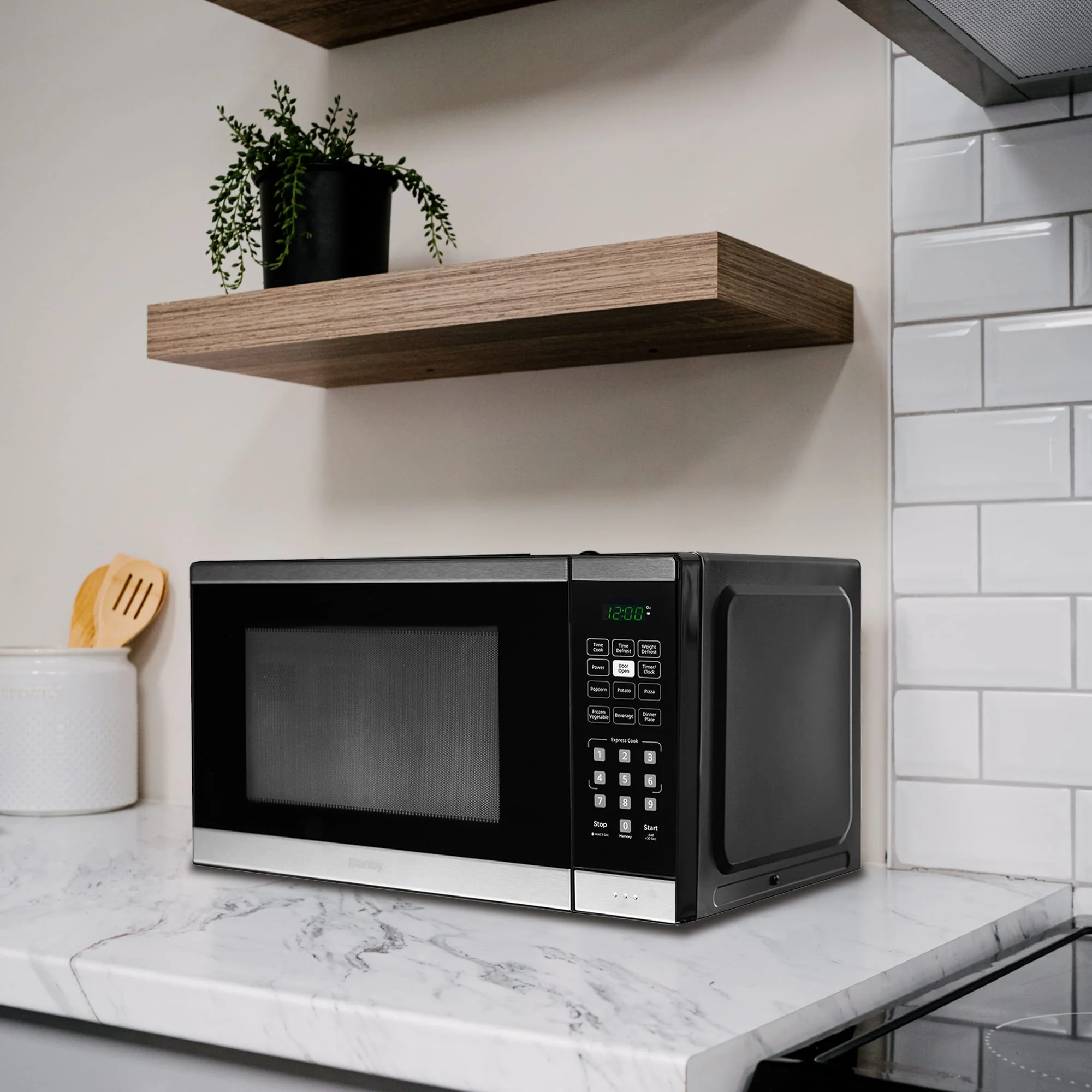 DBMW0925BBS Danby 0.9 cu. ft. Countertop Microwave in Black and Stainless Steel - Image 5
