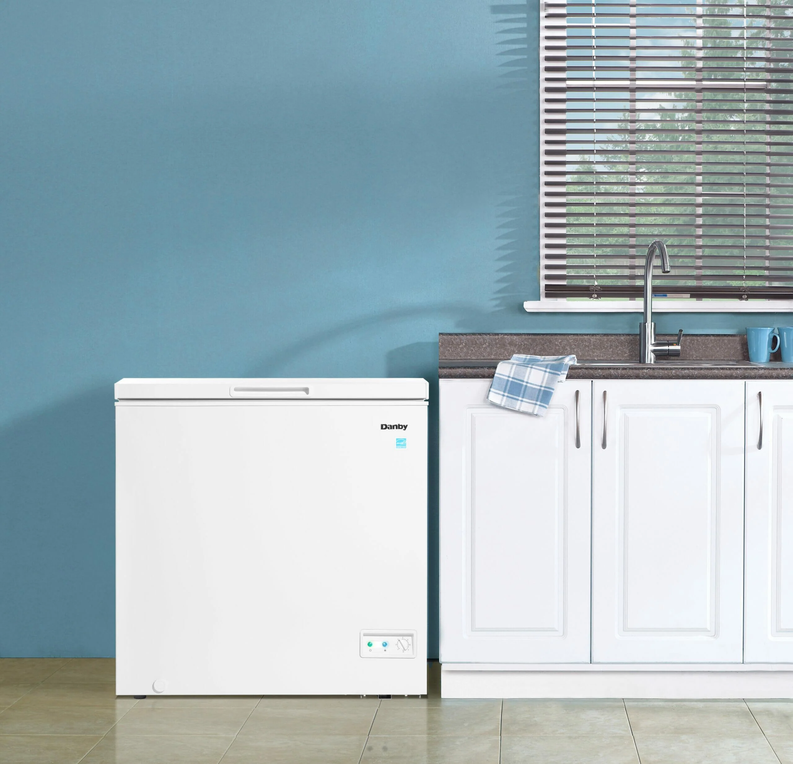 DCF070A5WDB Danby 7.0 cu. ft. Square Model Chest Freezer in White - Image 12
