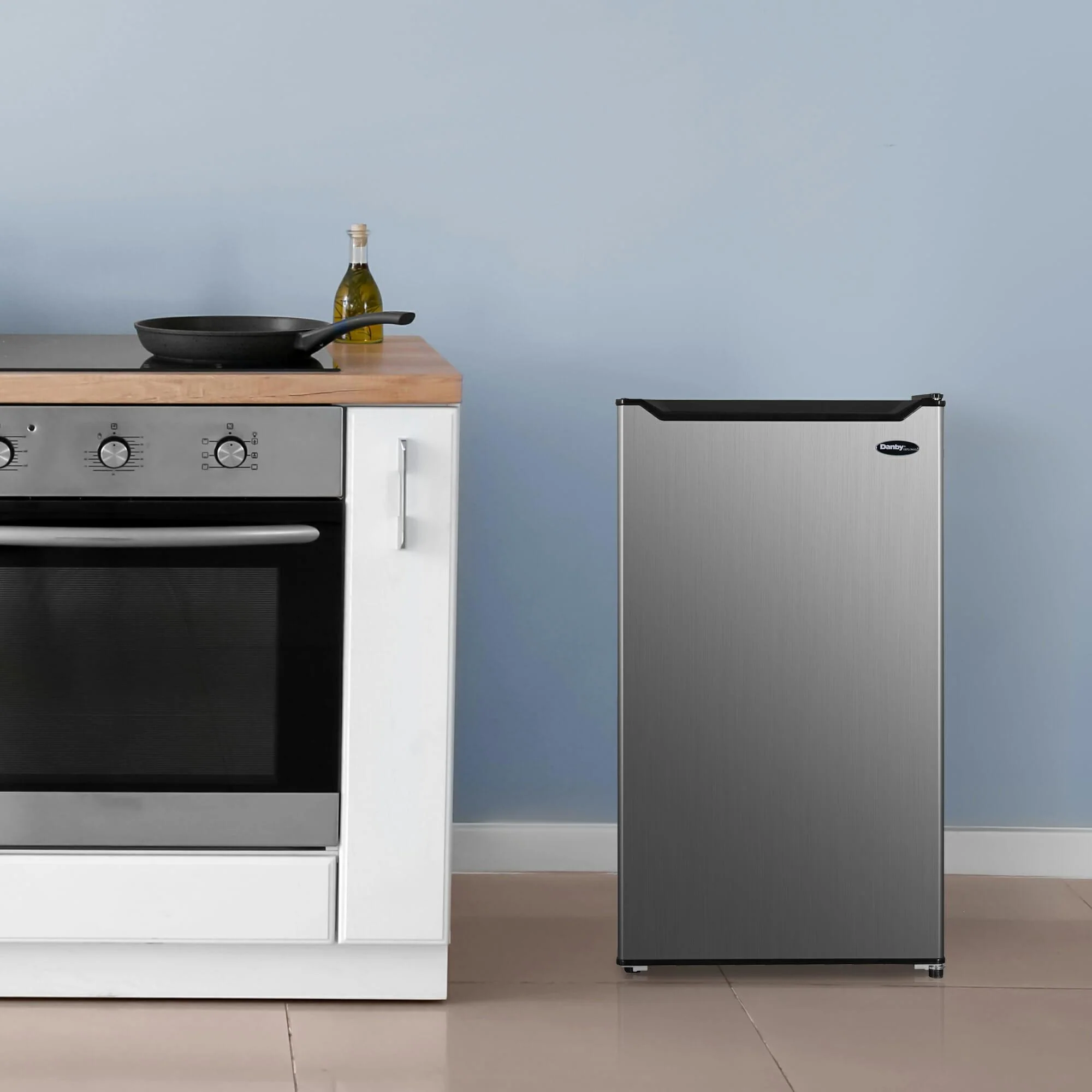 DCR033B2SLM Danby Diplomat 3.2 cu. ft. Compact Refrigerator in Stainless Steel Look - Image 15