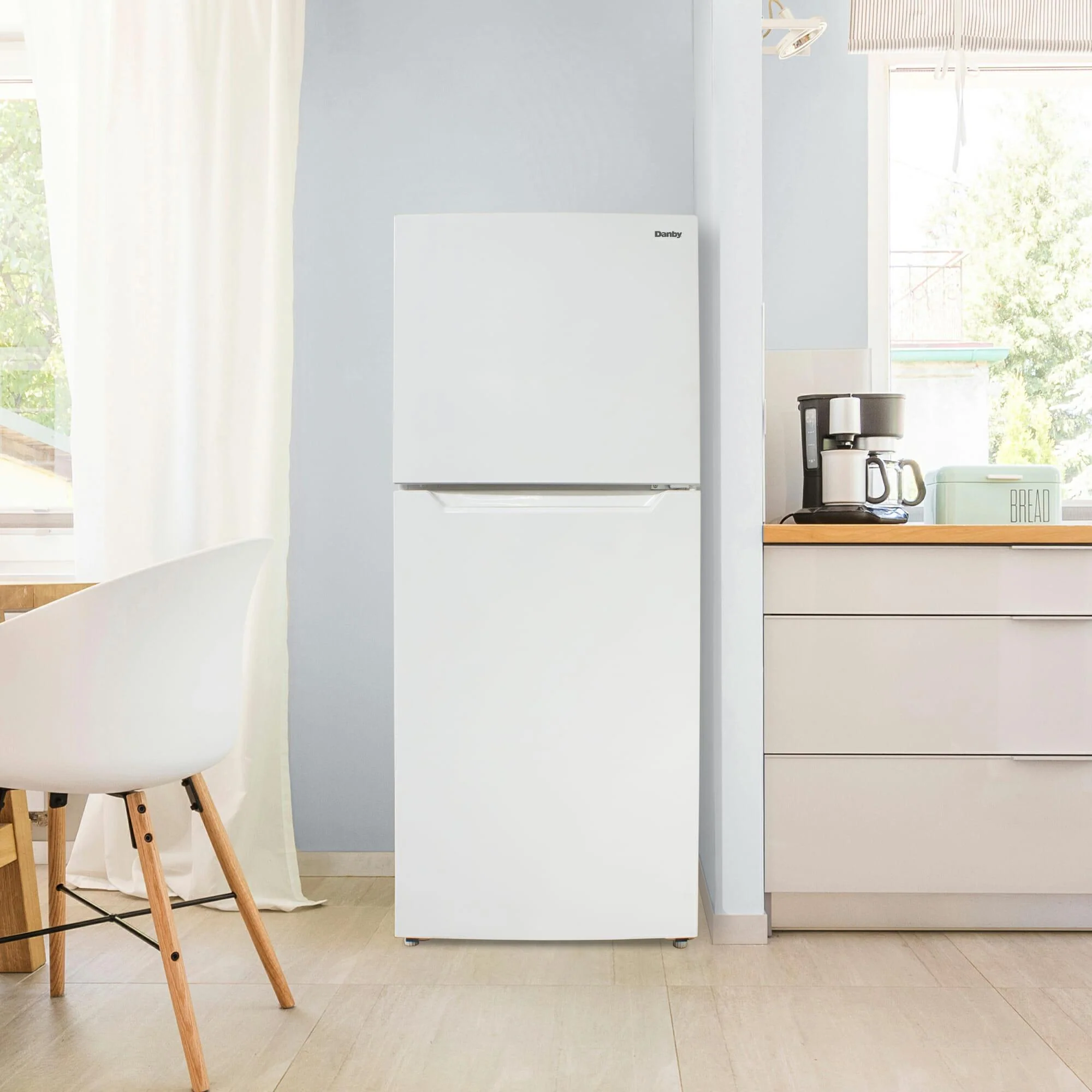 DFF116B1WDBR Danby 11.6 cu. ft. Apartment Size Fridge Top Mount in White - Image 2