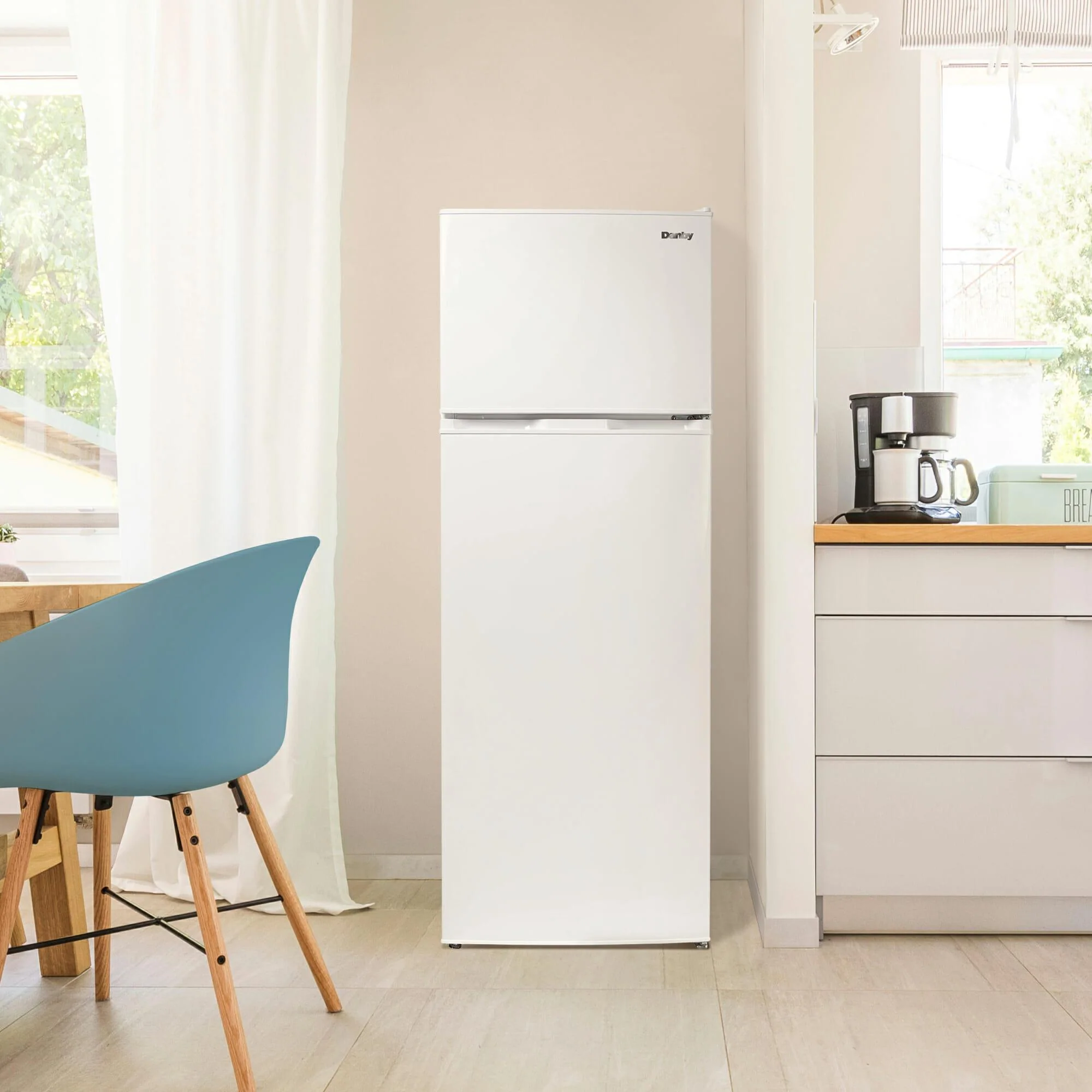 DPF074V1WDB6 Danby 7.4 cu. ft. Apartment Size Fridge Top Mount in White - Image 10