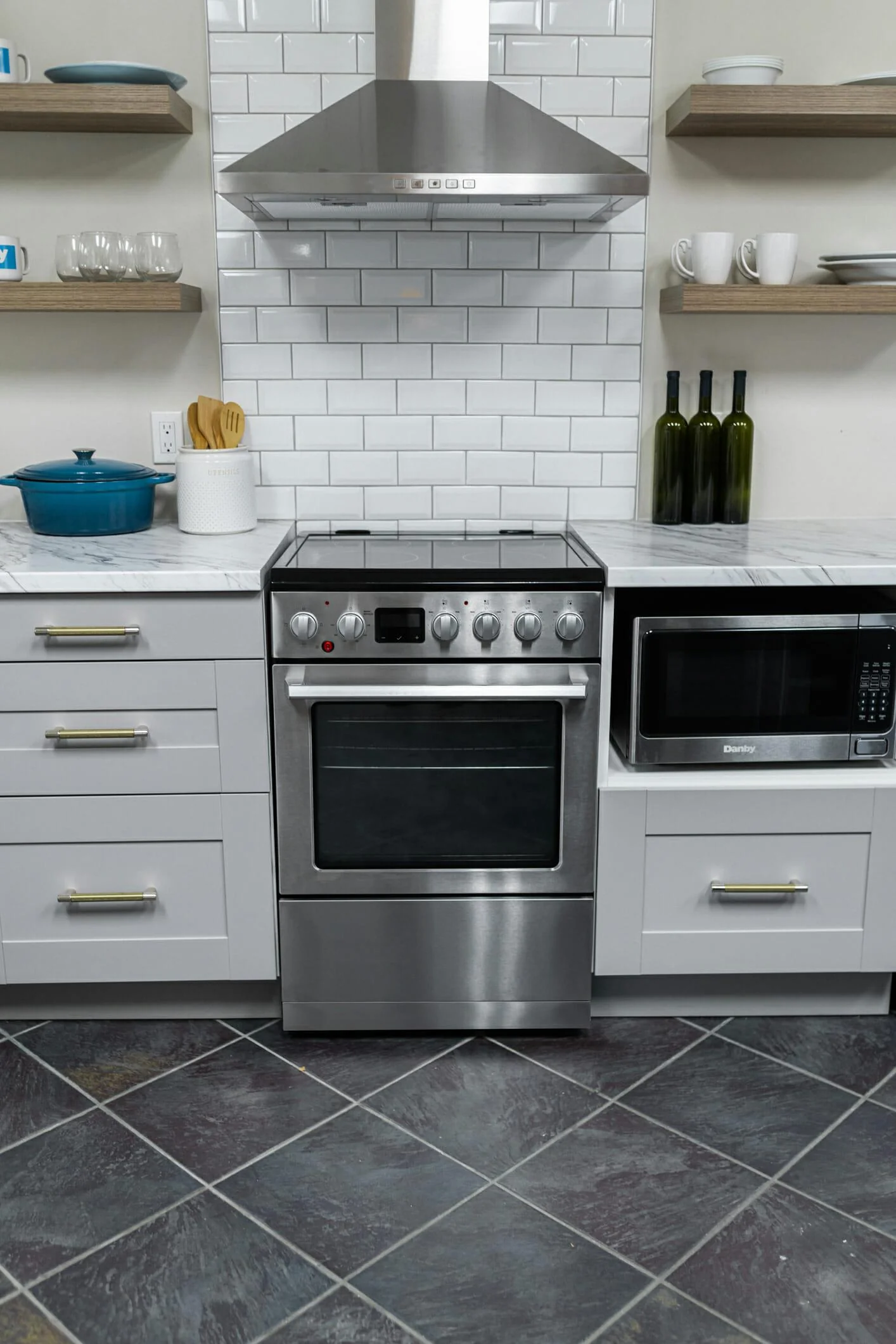 DRCA240BSS Danby 24-in TruAirFry Smooth top Slide-in Electric Range in Stainless Steel - Image 10