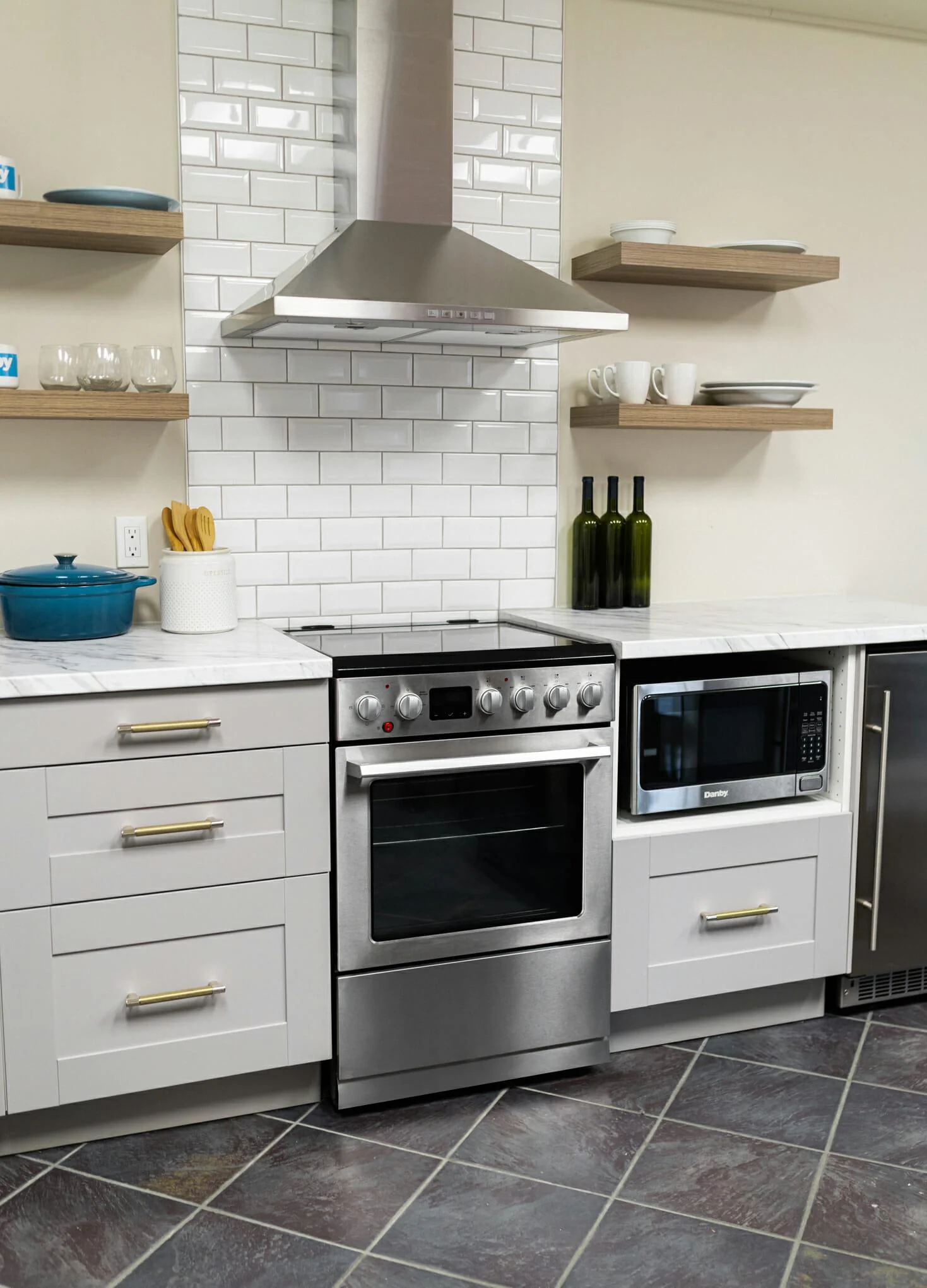 DRCA240BSS Danby 24-in TruAirFry Smooth top Slide-in Electric Range in Stainless Steel - Image 11