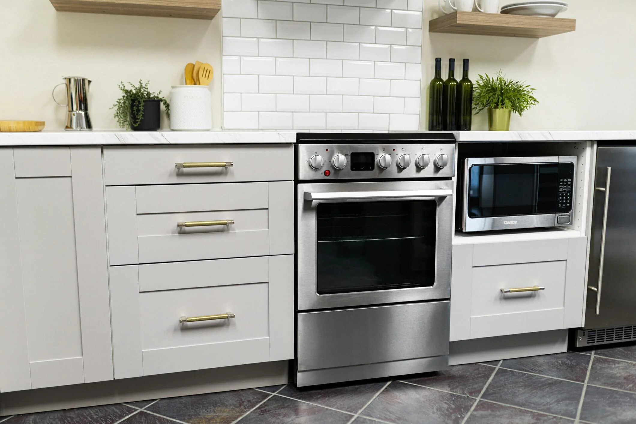 DRCA240BSS Danby 24-in TruAirFry Smooth top Slide-in Electric Range in Stainless Steel - Image 12