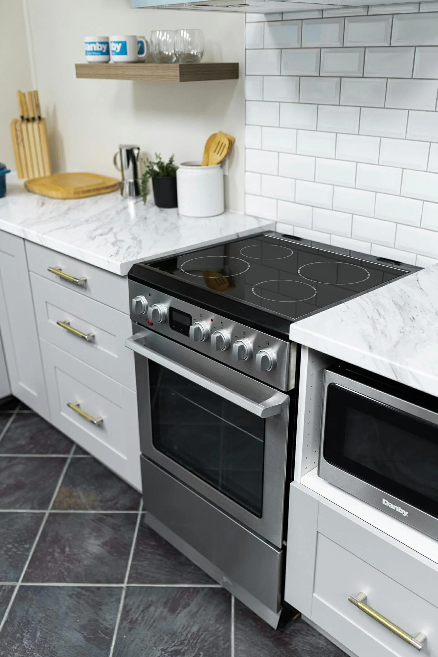 DRCA240BSS Danby 24-in TruAirFry Smooth top Slide-in Electric Range in Stainless Steel - Image 13