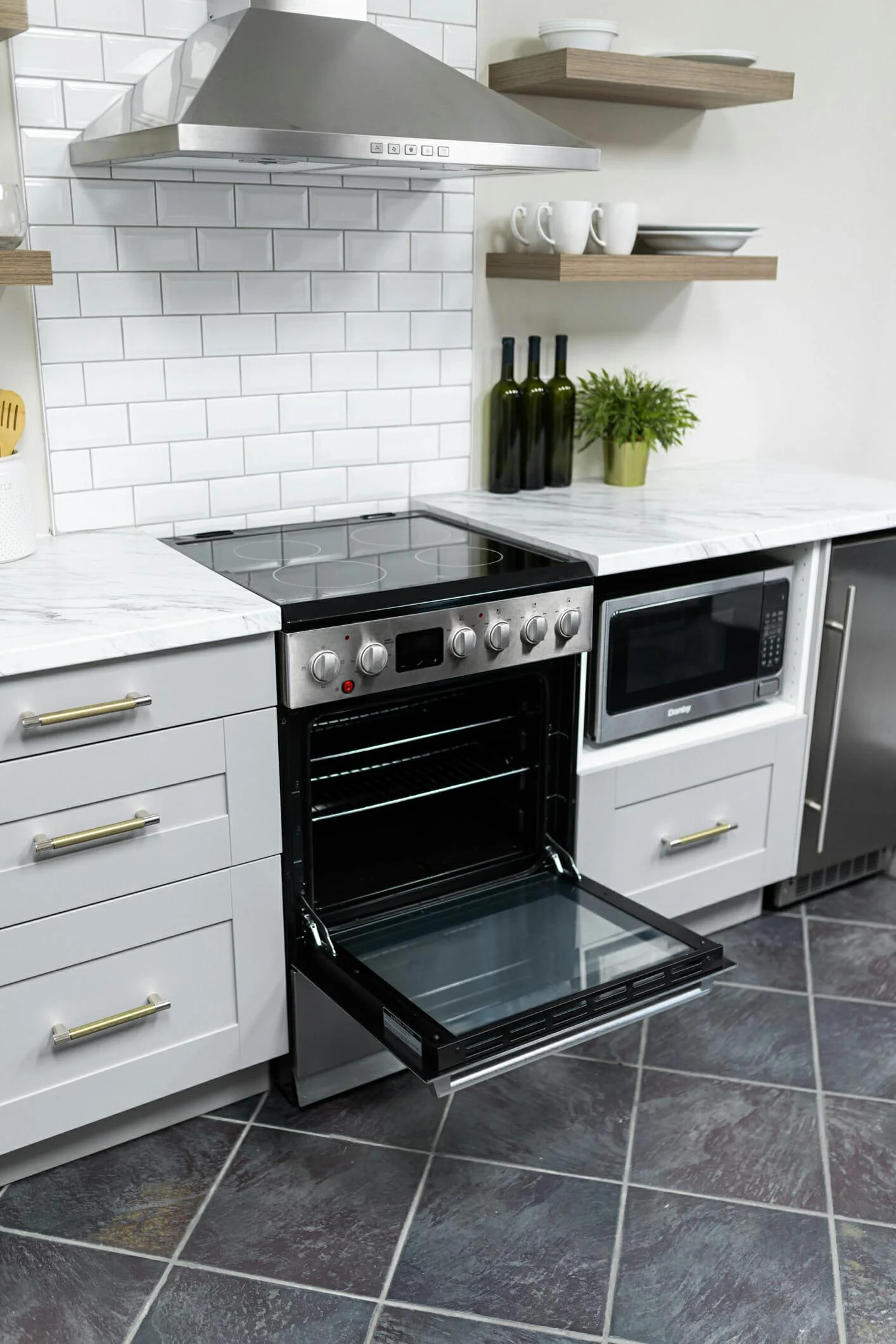 DRCA240BSS Danby 24-in TruAirFry Smooth top Slide-in Electric Range in Stainless Steel - Image 14