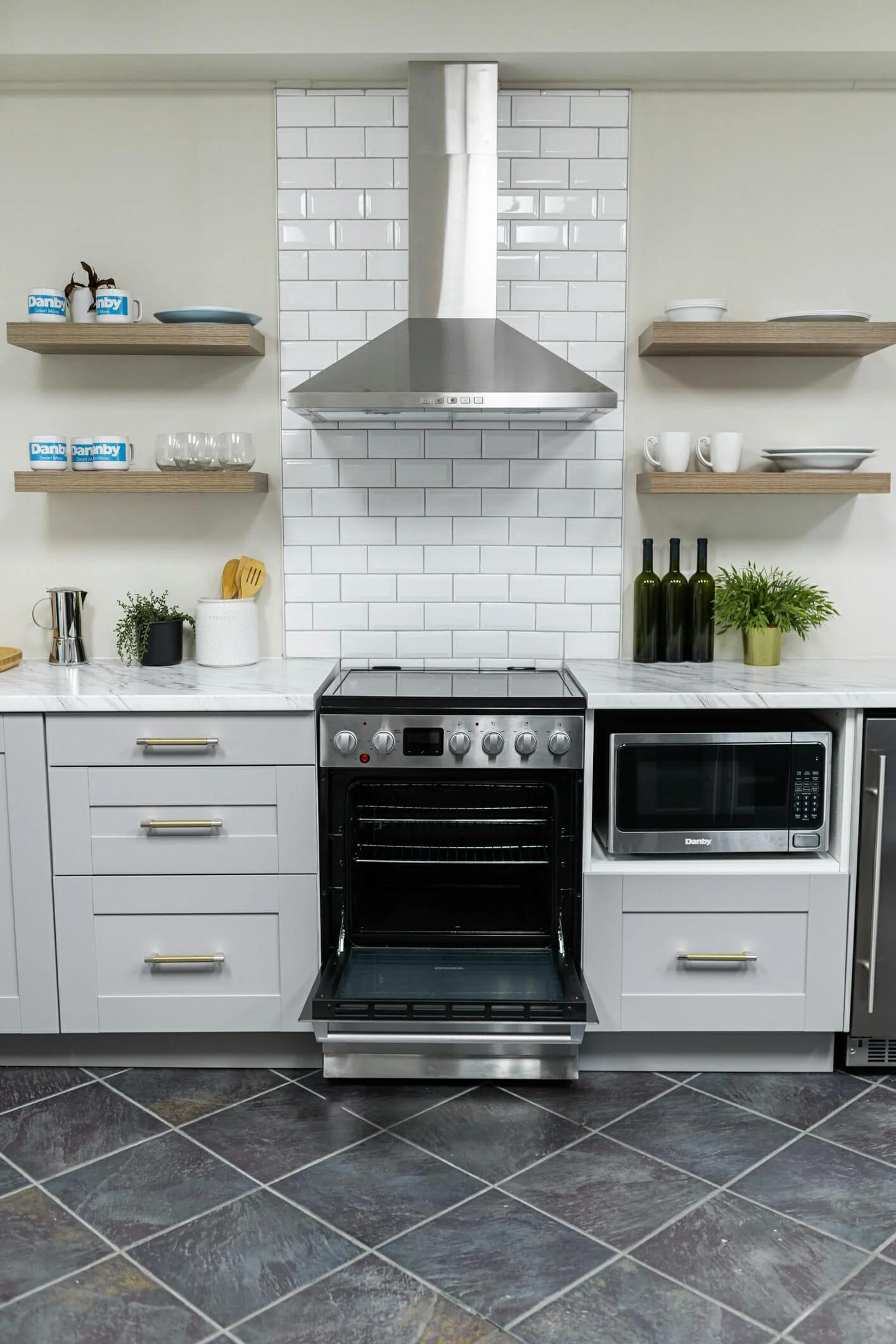 DRCA240BSS Danby 24-in TruAirFry Smooth top Slide-in Electric Range in Stainless Steel - Image 17