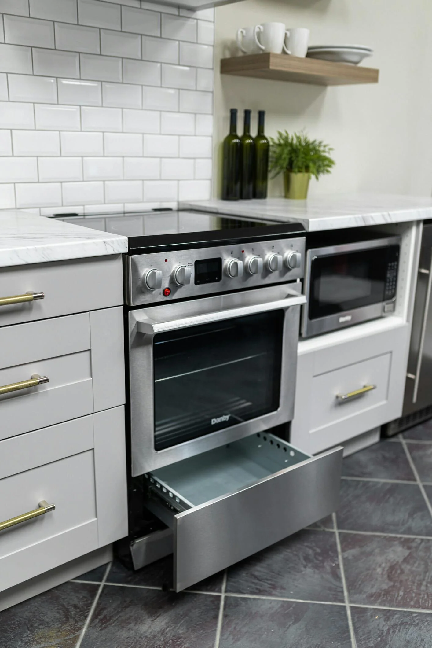 DRCA240BSS Danby 24-in TruAirFry Smooth top Slide-in Electric Range in Stainless Steel - Image 18