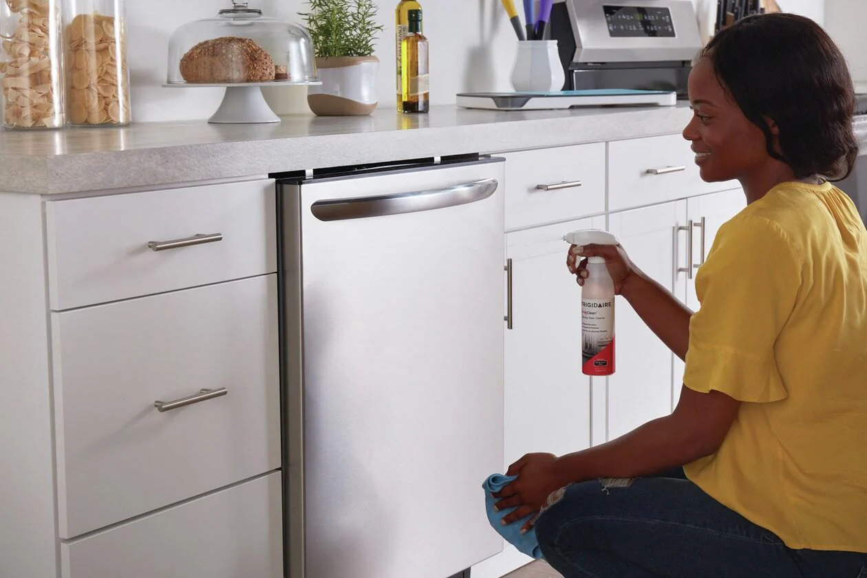 Frigidaire 5304508691 ReadyClean™ Stainless Steel Cleaner - Image 3
