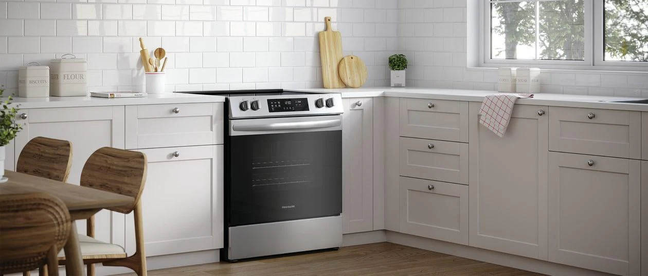 Frigidaire FCFE3062AS 30" Front Control Electric Range - Image 2