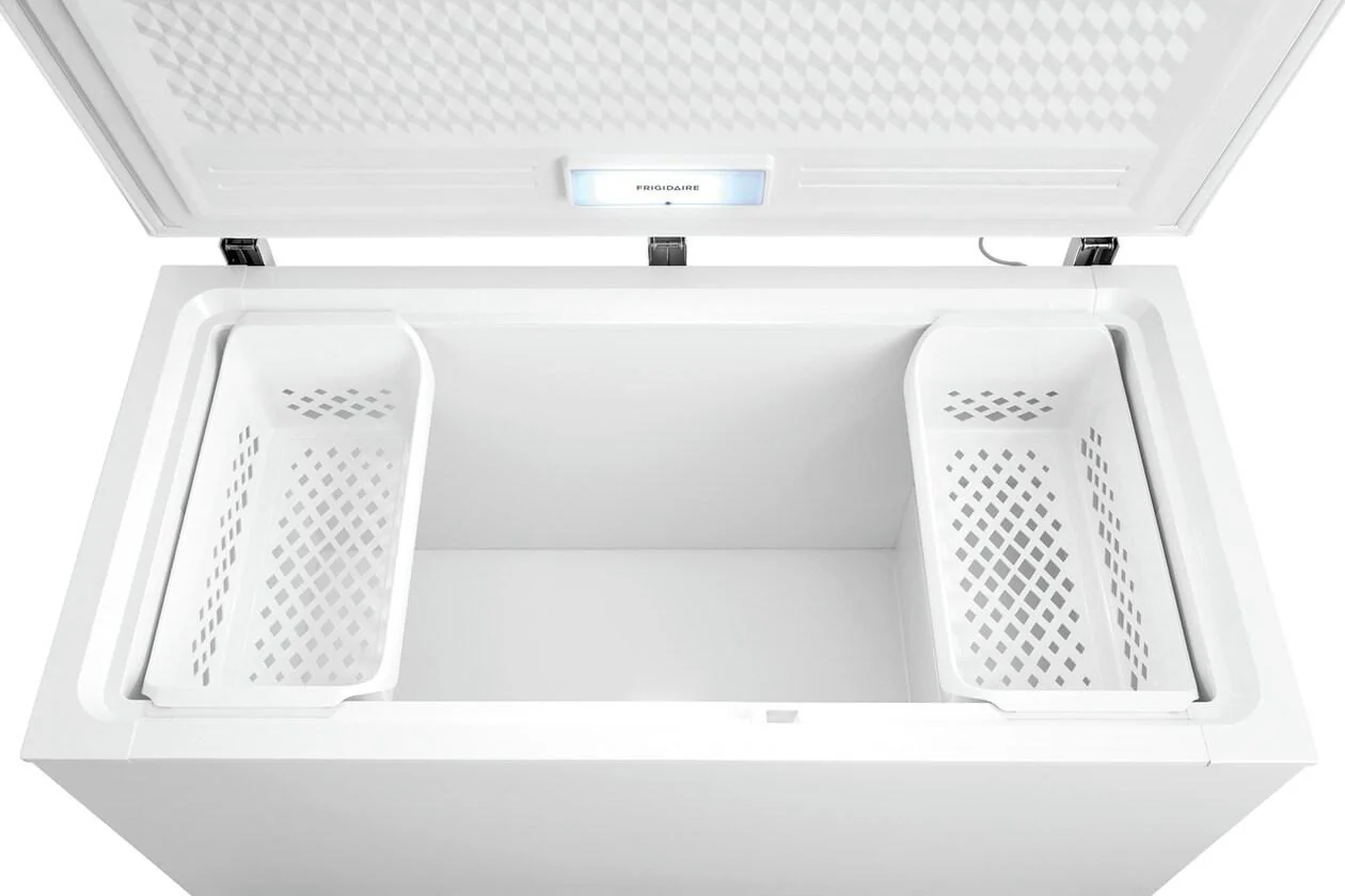 Frigidaire FFCL1542AW 15 Cu. Ft. Garage Ready Chest Freezer - Image 9