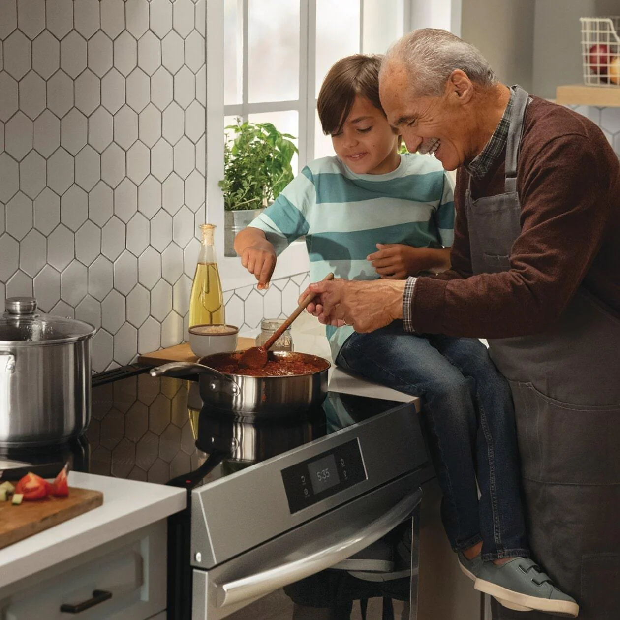 Frigidaire GCFI3070BF 30" Front Control Induction Range with Stone-Baked Pizza - Image 37