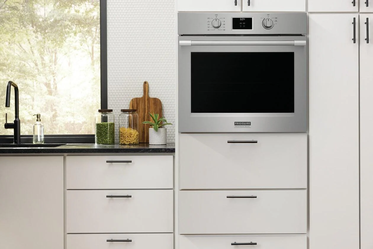 Frigidaire Professional 30" Single Wall Oven with Total Convection - Image 2