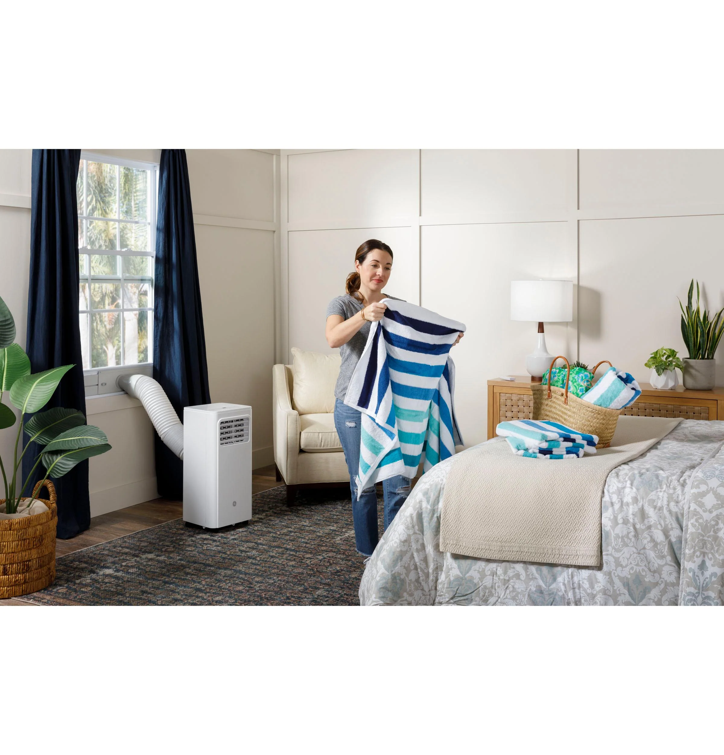 APFA10YBMW GE® 6,250 BTU SACC Portable Air Conditioner for Medium Rooms up to 350 sq ft. (9,000 BTU ASHRAE) - Image 2