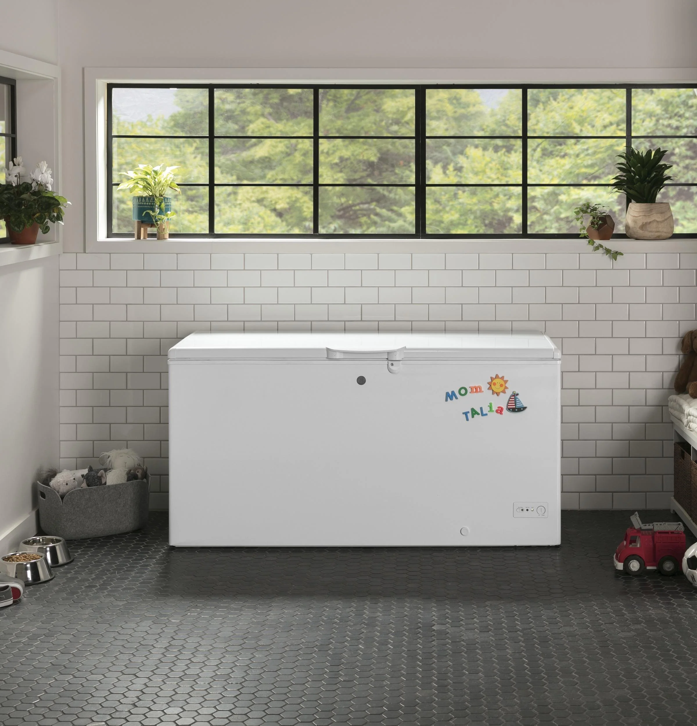 FCM16DLWW GE® ENERGY STAR® 15.7 Cu. Ft. Manual Defrost Chest Freezer - Image 13