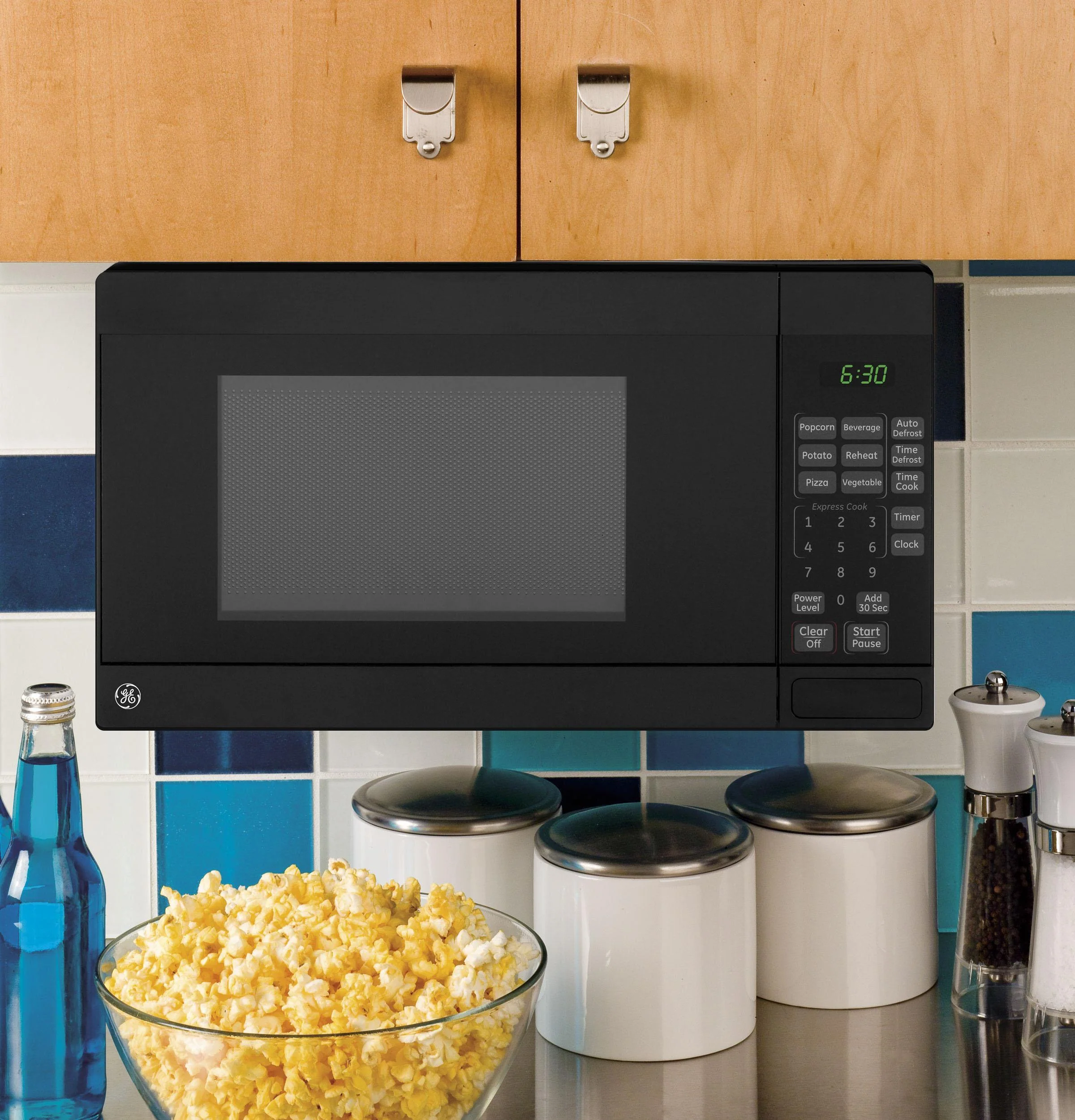 GCHK07N1WBB GE® 0.7 Cu. Ft. Spacemaker® Countertop Microwave Oven - Image 4