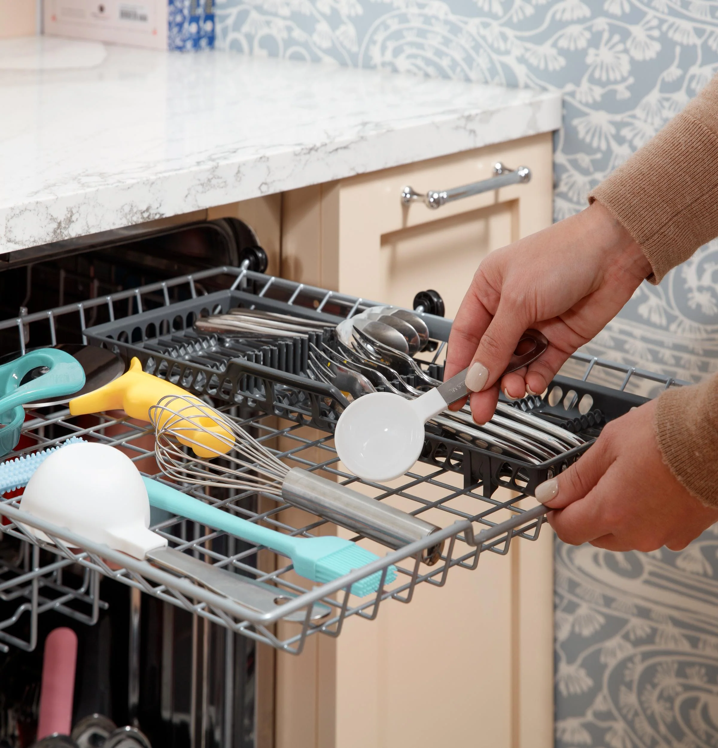 GDT670SYVFS GE® ENERGY STAR® Top Control with Stainless Steel Interior Dishwasher with Sanitize Cycle - Image 8