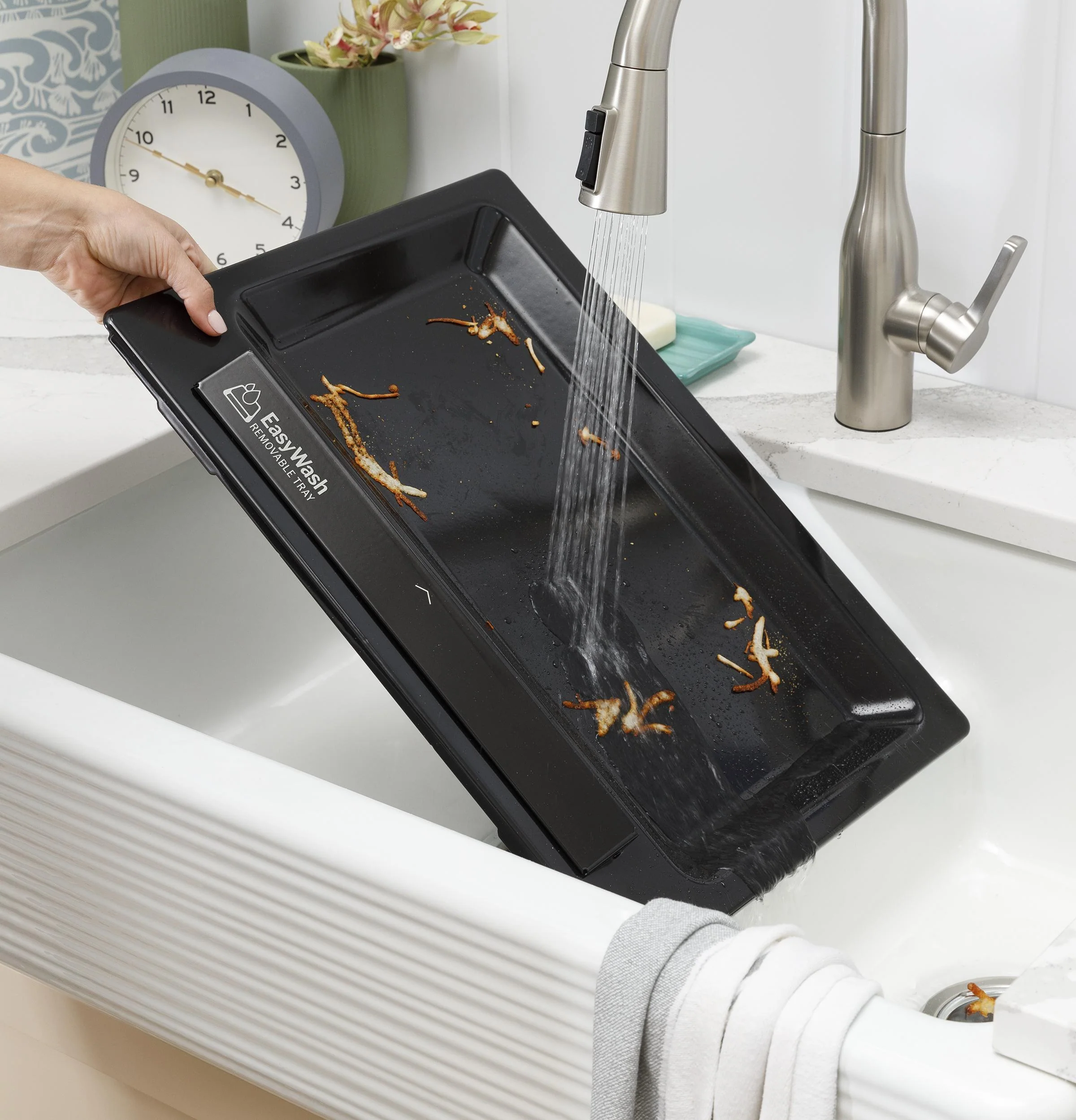 GGF600AVES GE® 30" Free-Standing Gas Convection Range with No Preheat Air Fry and EasyWash™ Oven Tray - Image 10