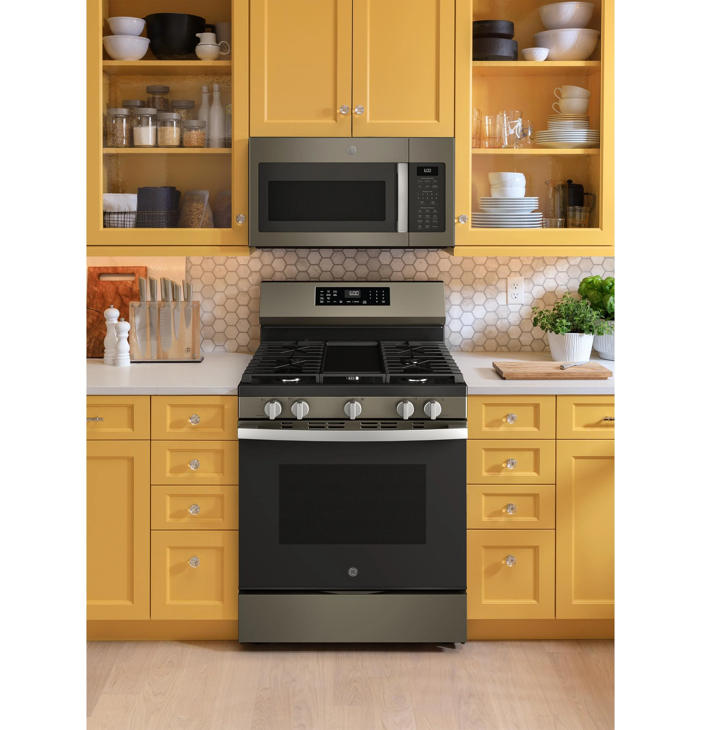GGF600AVES GE® 30" Free-Standing Gas Convection Range with No Preheat Air Fry and EasyWash™ Oven Tray - Image 6