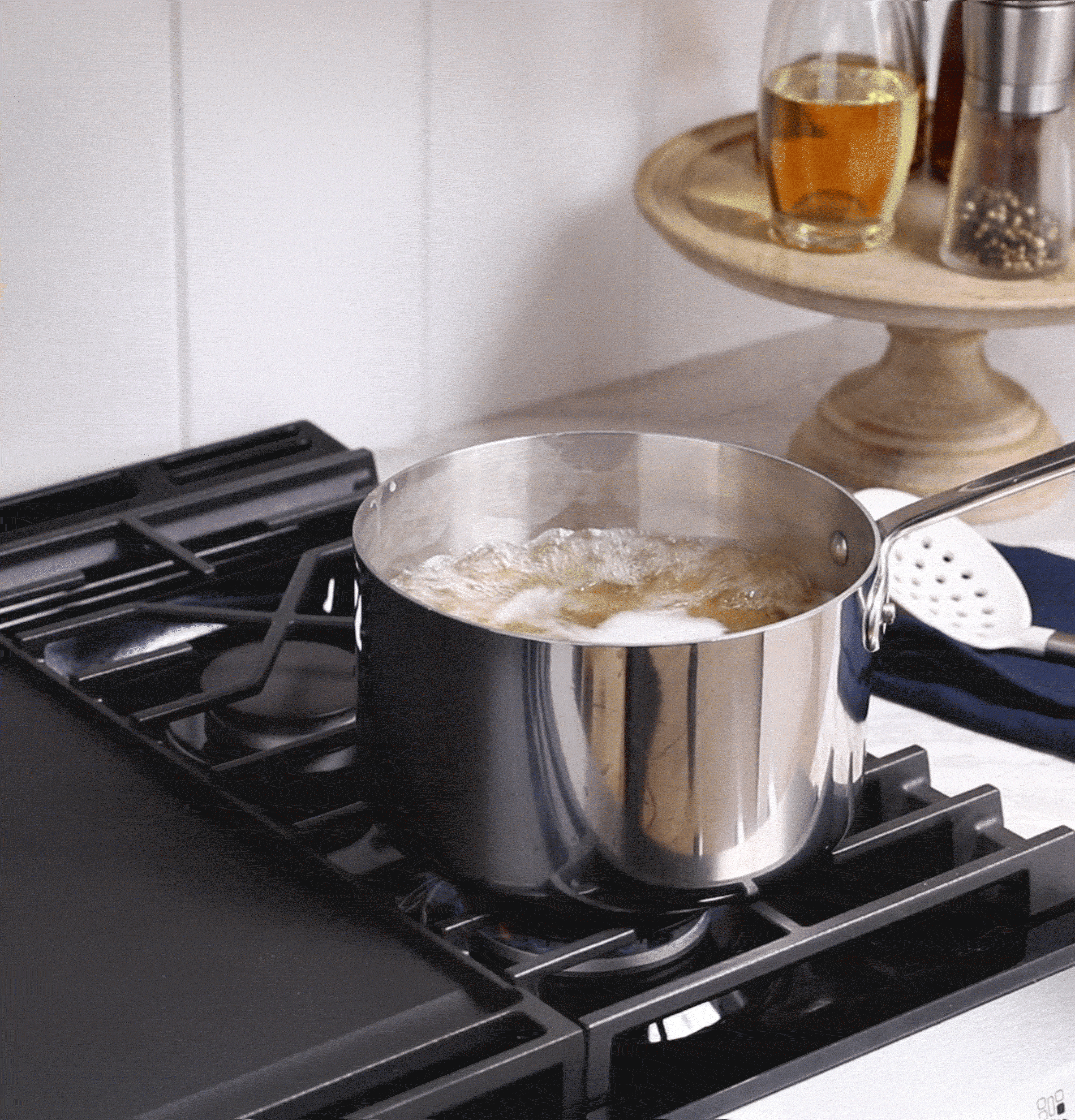 GGS600AVWW GE® 30" Slide-In Front-Control Convection Gas Range with No Preheat Air Fry and EasyWash™ Oven Tray - Image 27