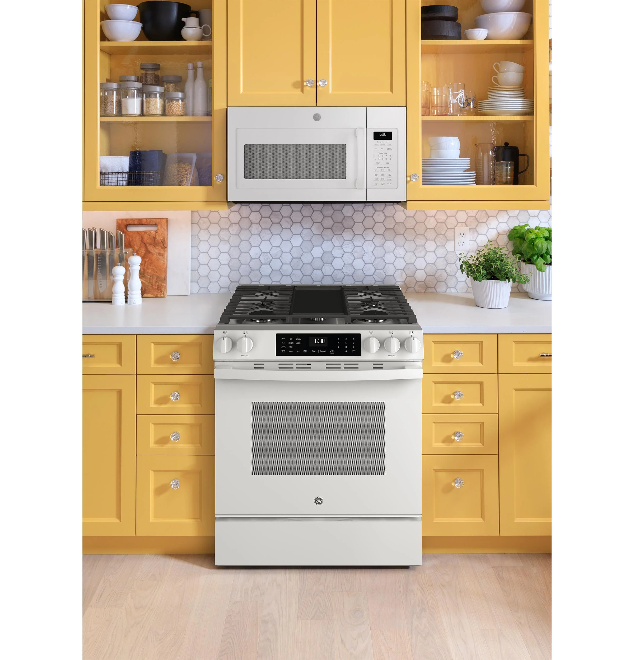 GGS600AVWW GE® 30" Slide-In Front-Control Convection Gas Range with No Preheat Air Fry and EasyWash™ Oven Tray - Image 6
