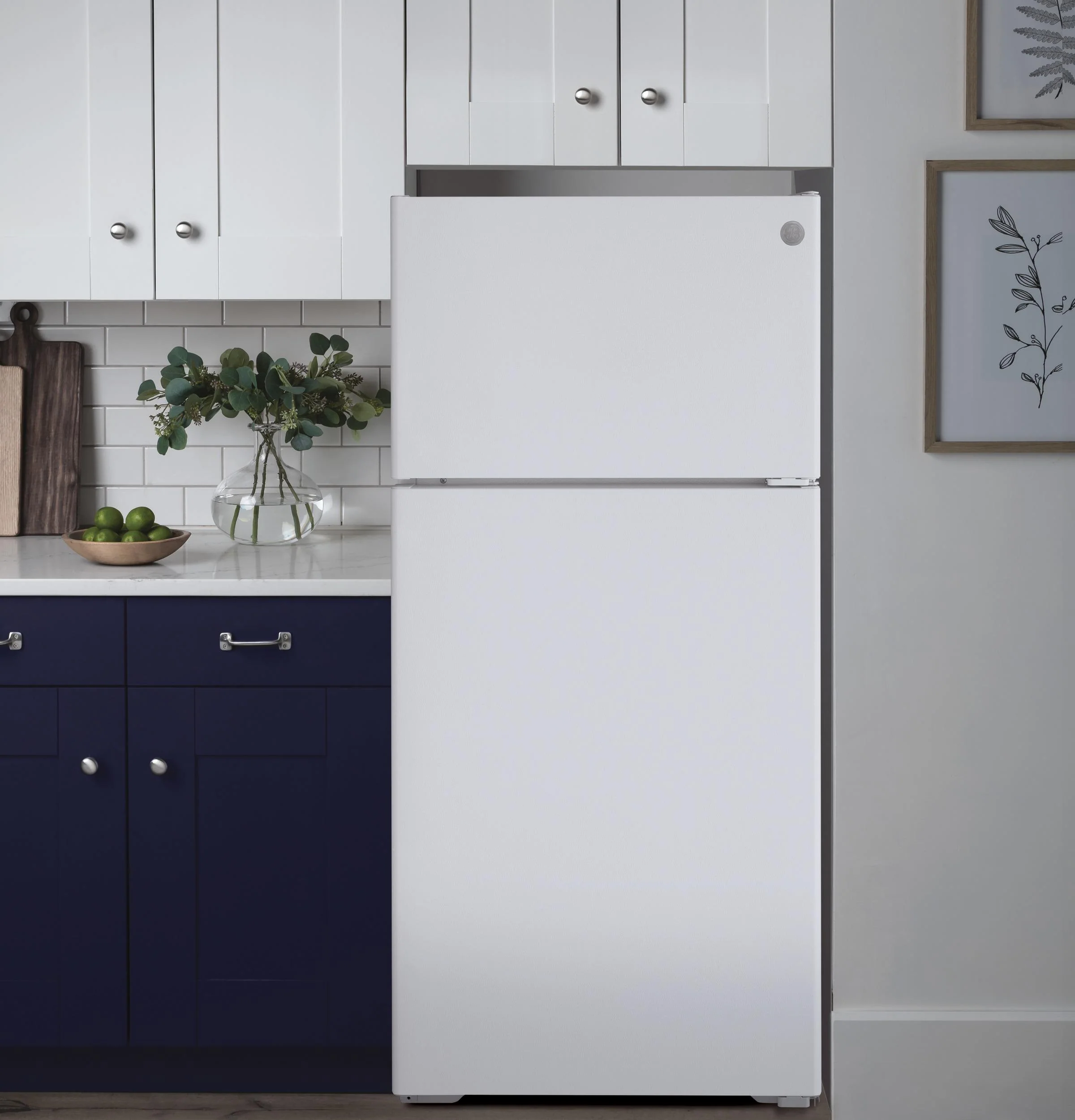 GPE17CTNRWW GE® ENERGY STAR® 16.6 Cu. Ft. Recessed Handle Top-Freezer Refrigerator - Image 4
