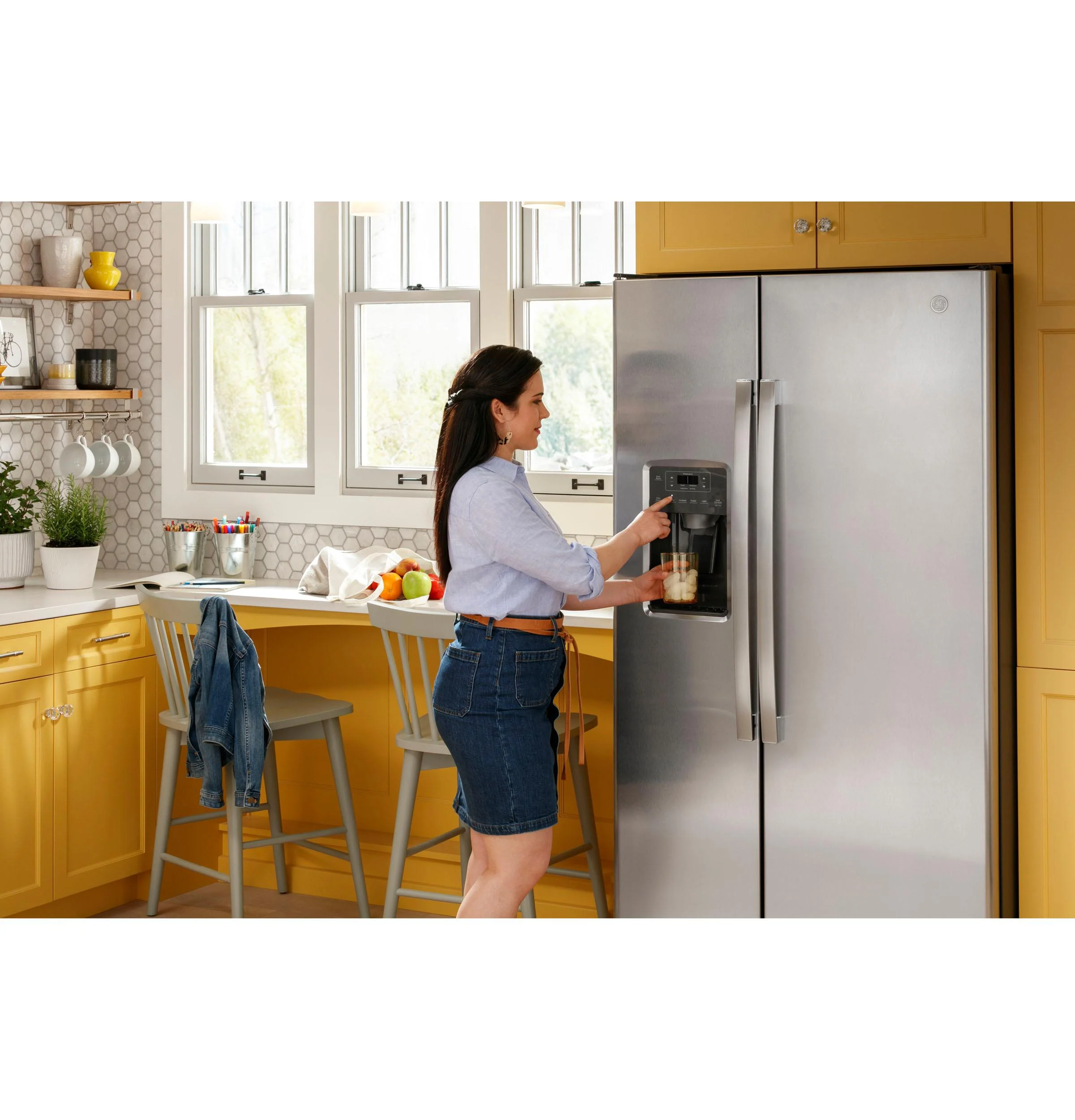 GSS25GYPFS GE 25.3 Cu. Ft. Side-By-Side Refrigerator - Image 16
