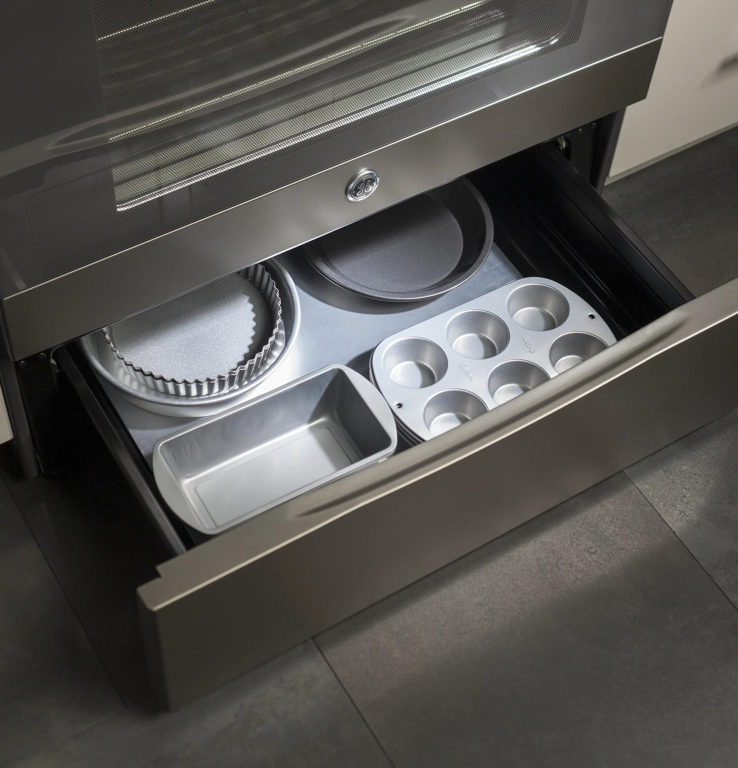 GE® 30" Free-Standing Electric Convection Range - Image 11