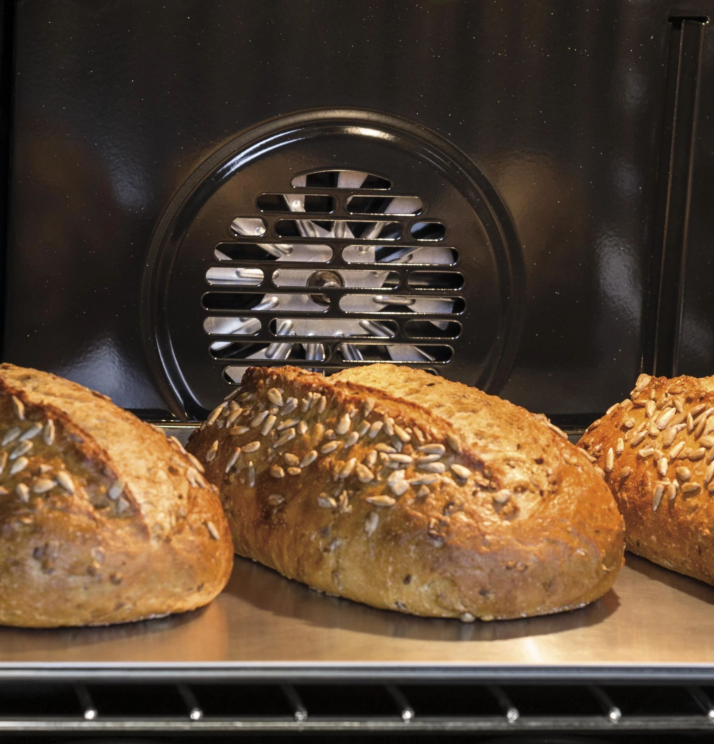 GE® 30" Free-Standing Electric Convection Range - Image 7