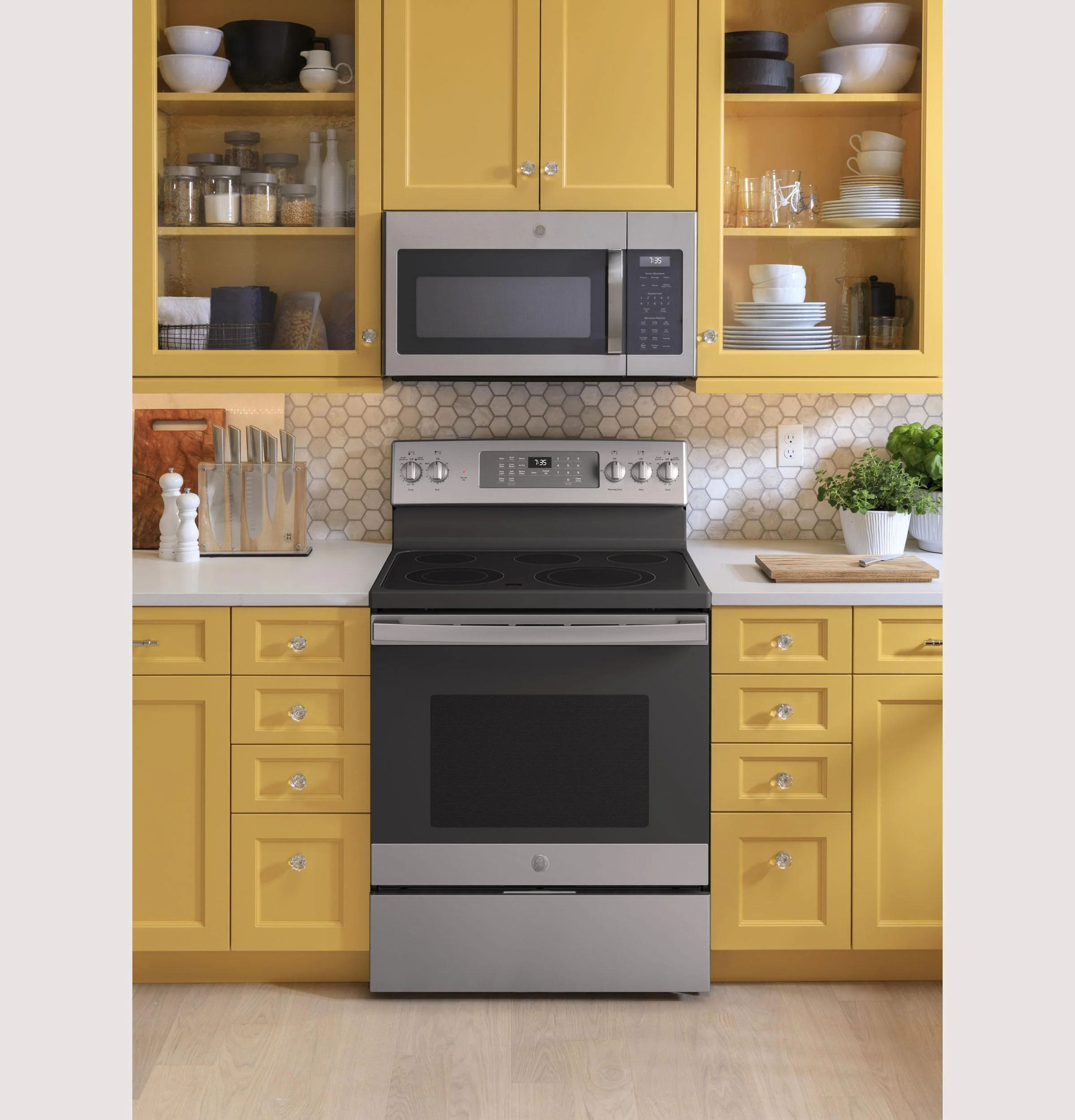 GE® 30" Free-Standing Electric Convection Range with No Preheat Air Fry - Image 6