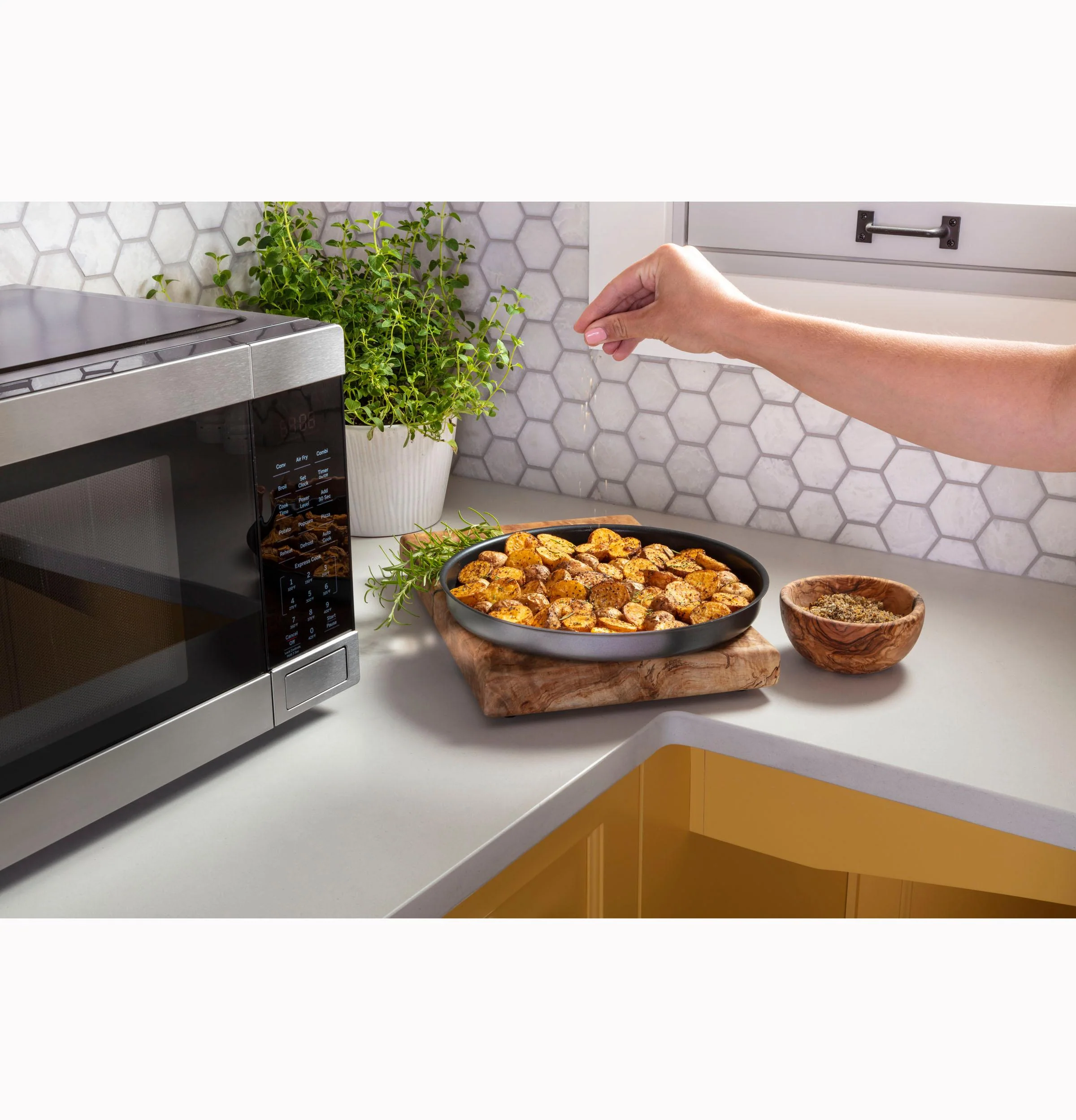 GE® 1.0 Cu. Ft. Capacity Countertop Convection Microwave Oven with Air Fry - Image 14