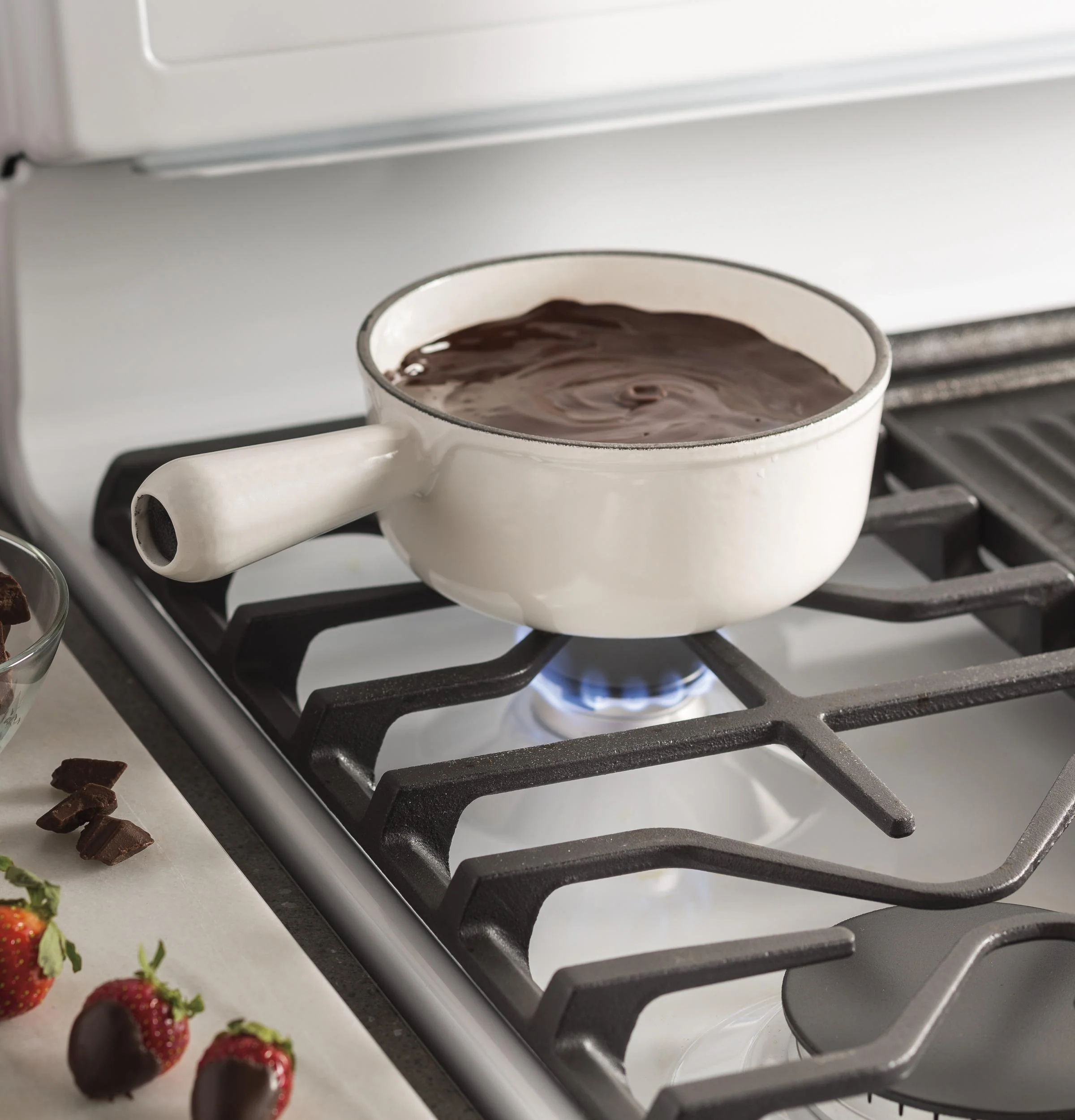 JGBS66DEKWW GE® 30" Free-Standing Gas Range - Image 21