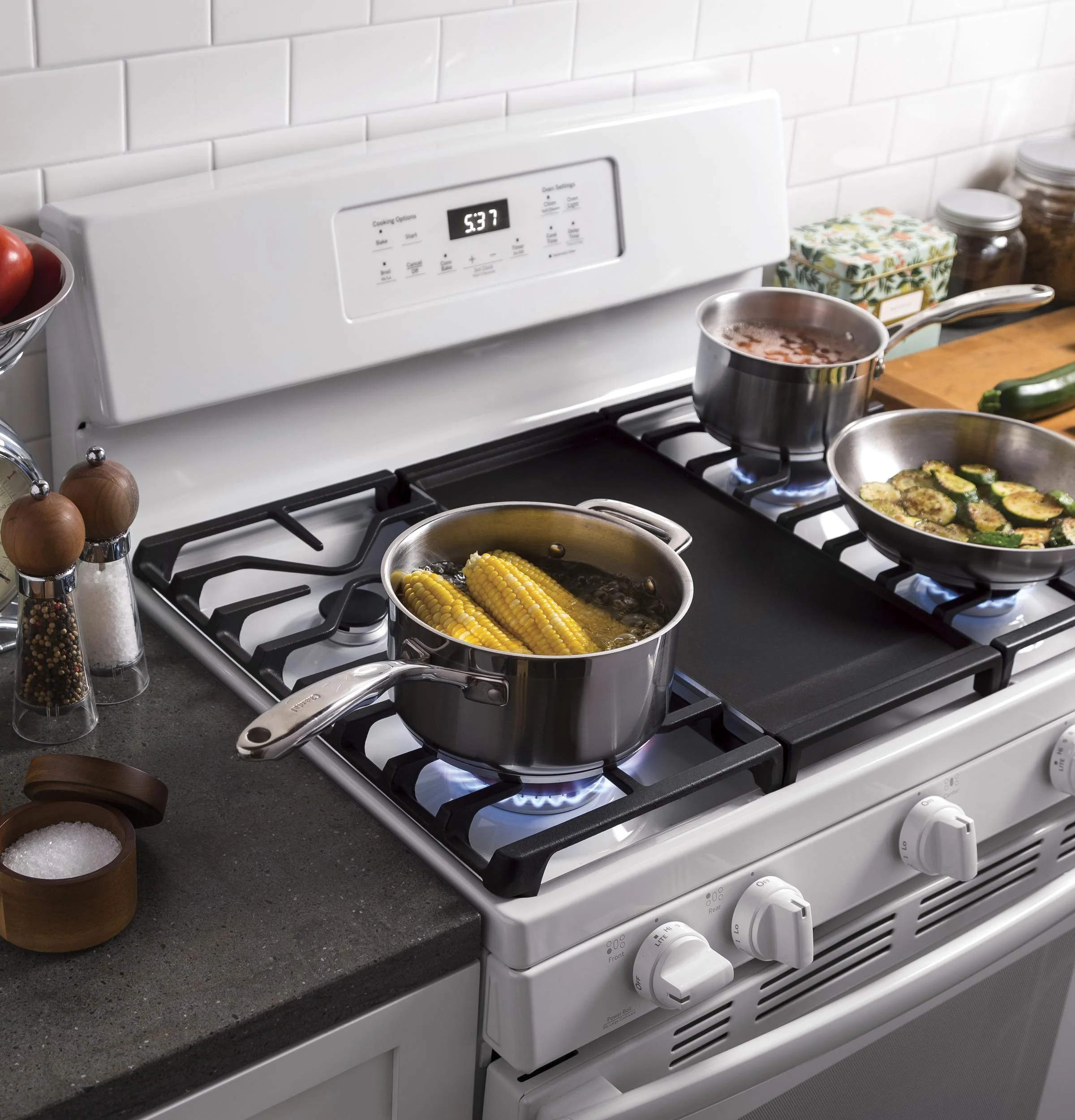 JGBS66DEKWW GE® 30" Free-Standing Gas Range - Image 24