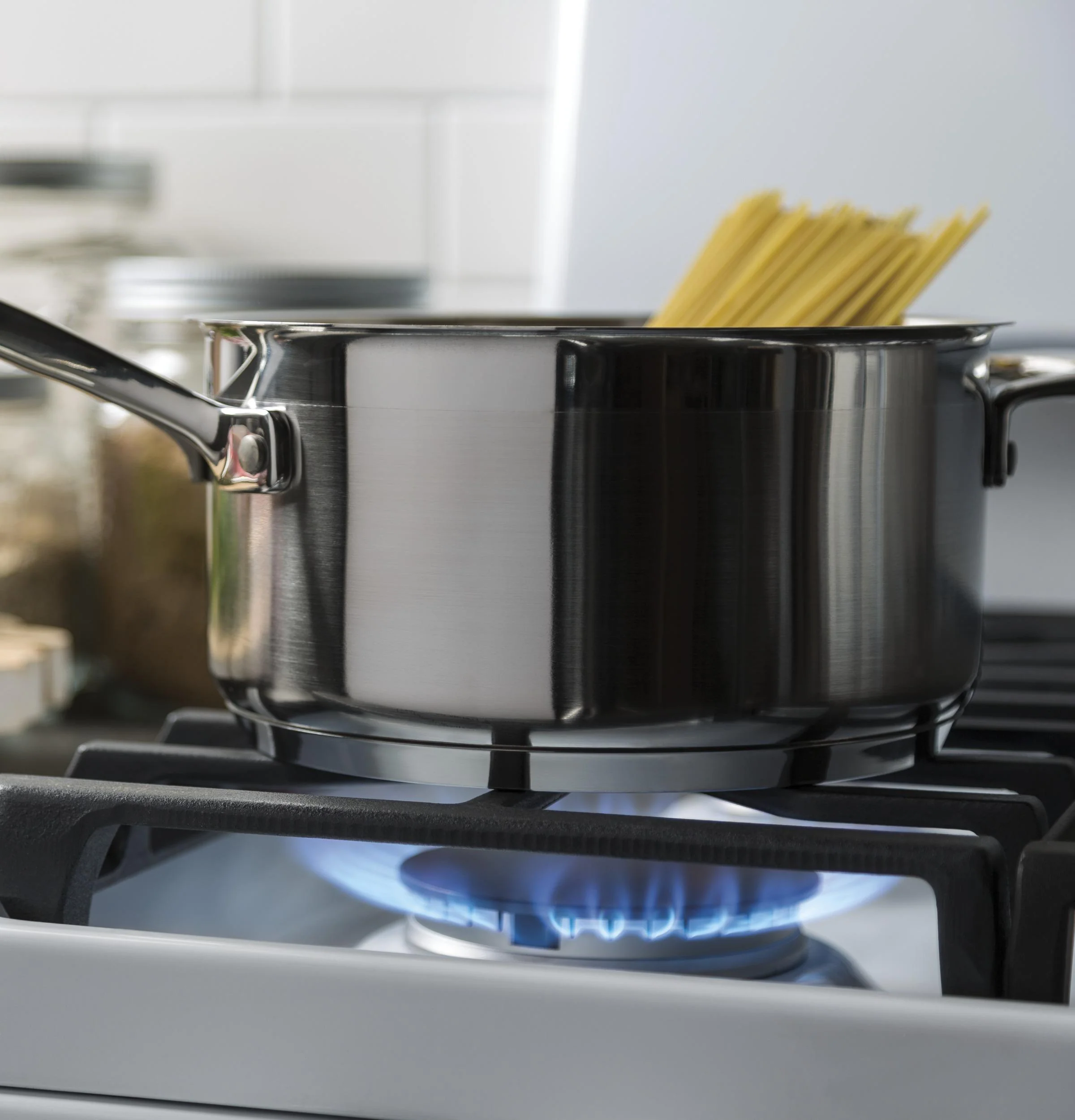 JGBS66DEKWW GE® 30" Free-Standing Gas Range - Image 29