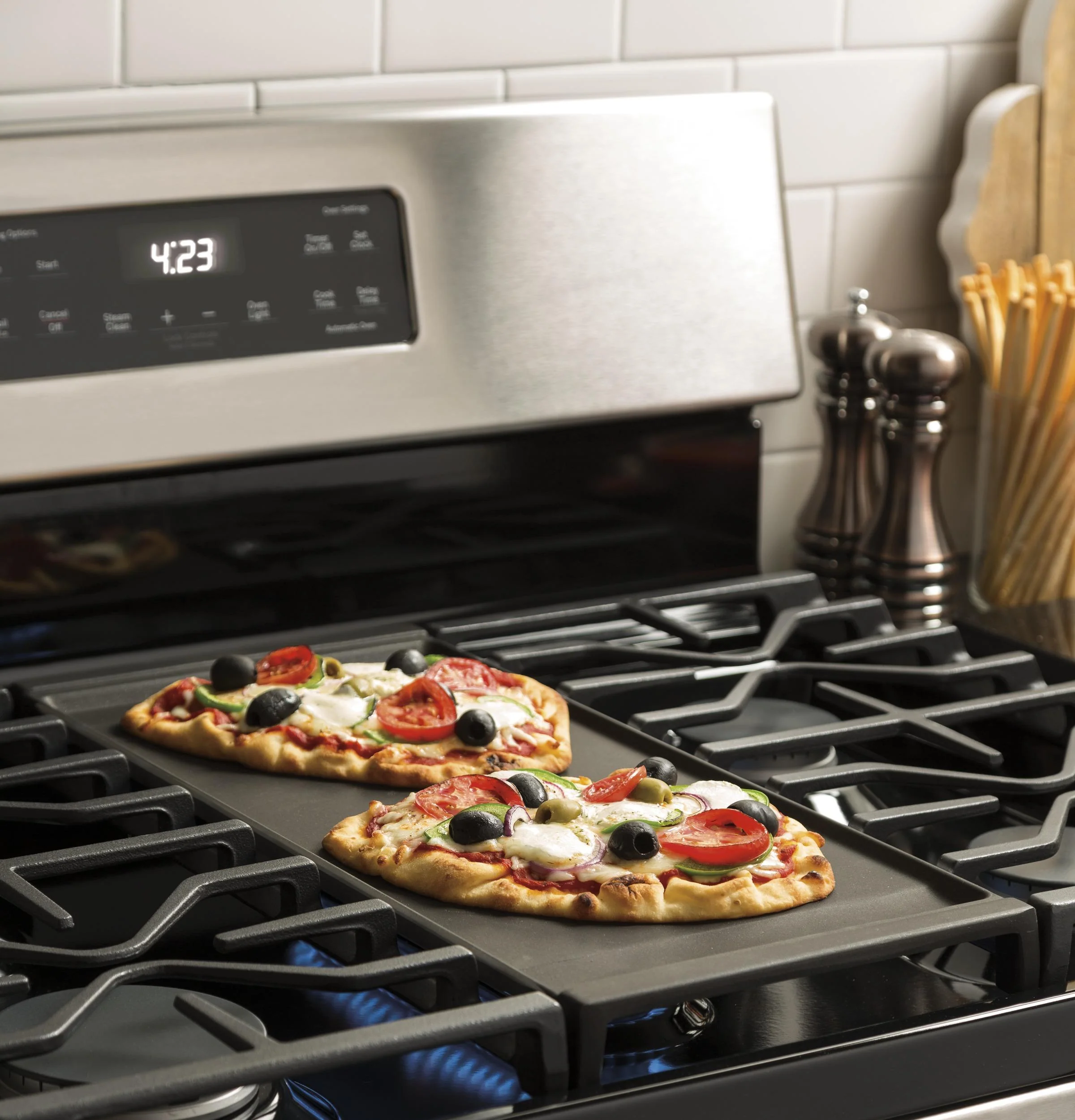 JGBS66REKSS GE® 30" Free-Standing Gas Range - Image 10