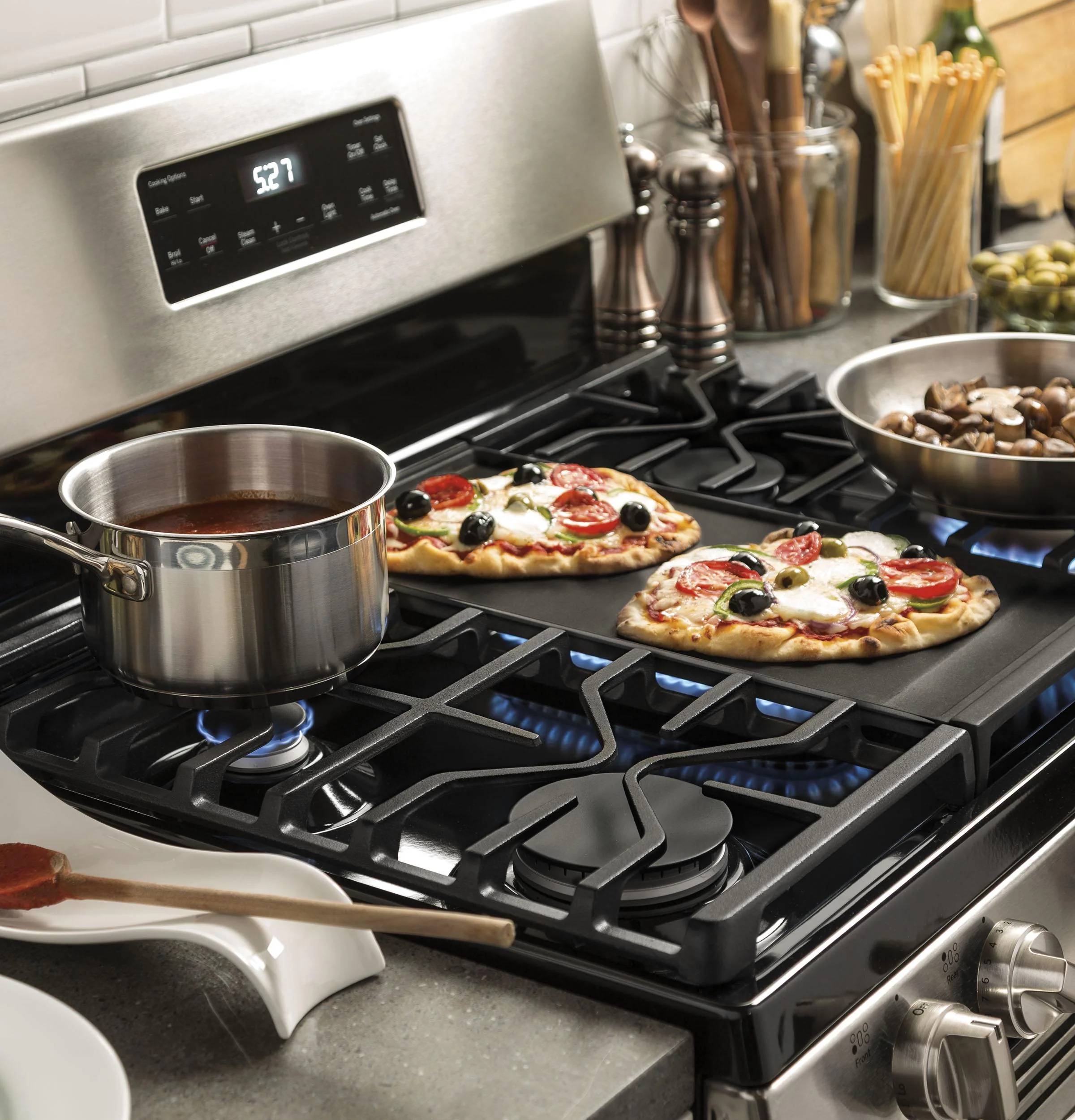 JGBS66REKSS GE® 30" Free-Standing Gas Range - Image 30